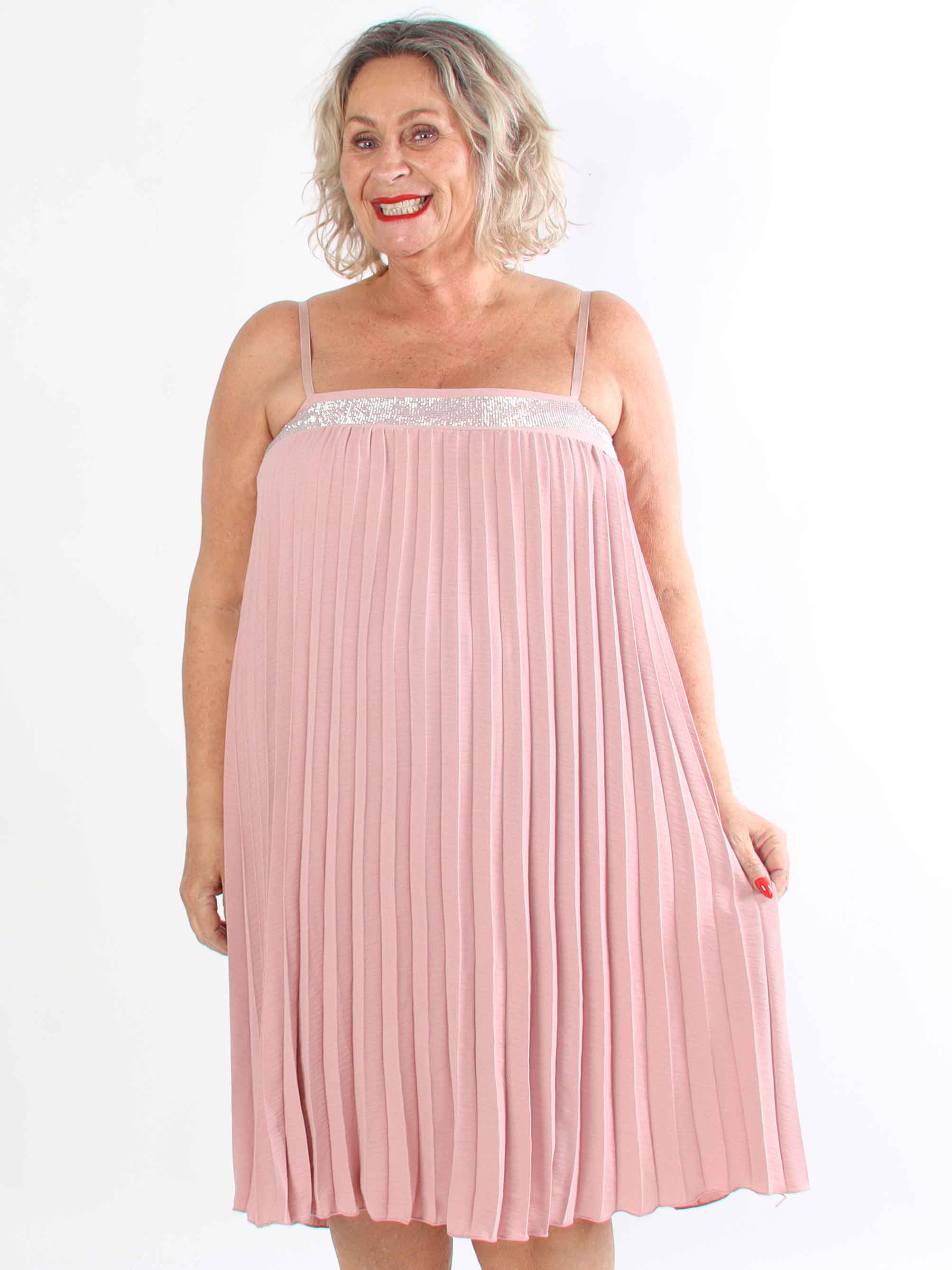 Kailani - Plisseret plus size stropkjole i viskose med fine similisten