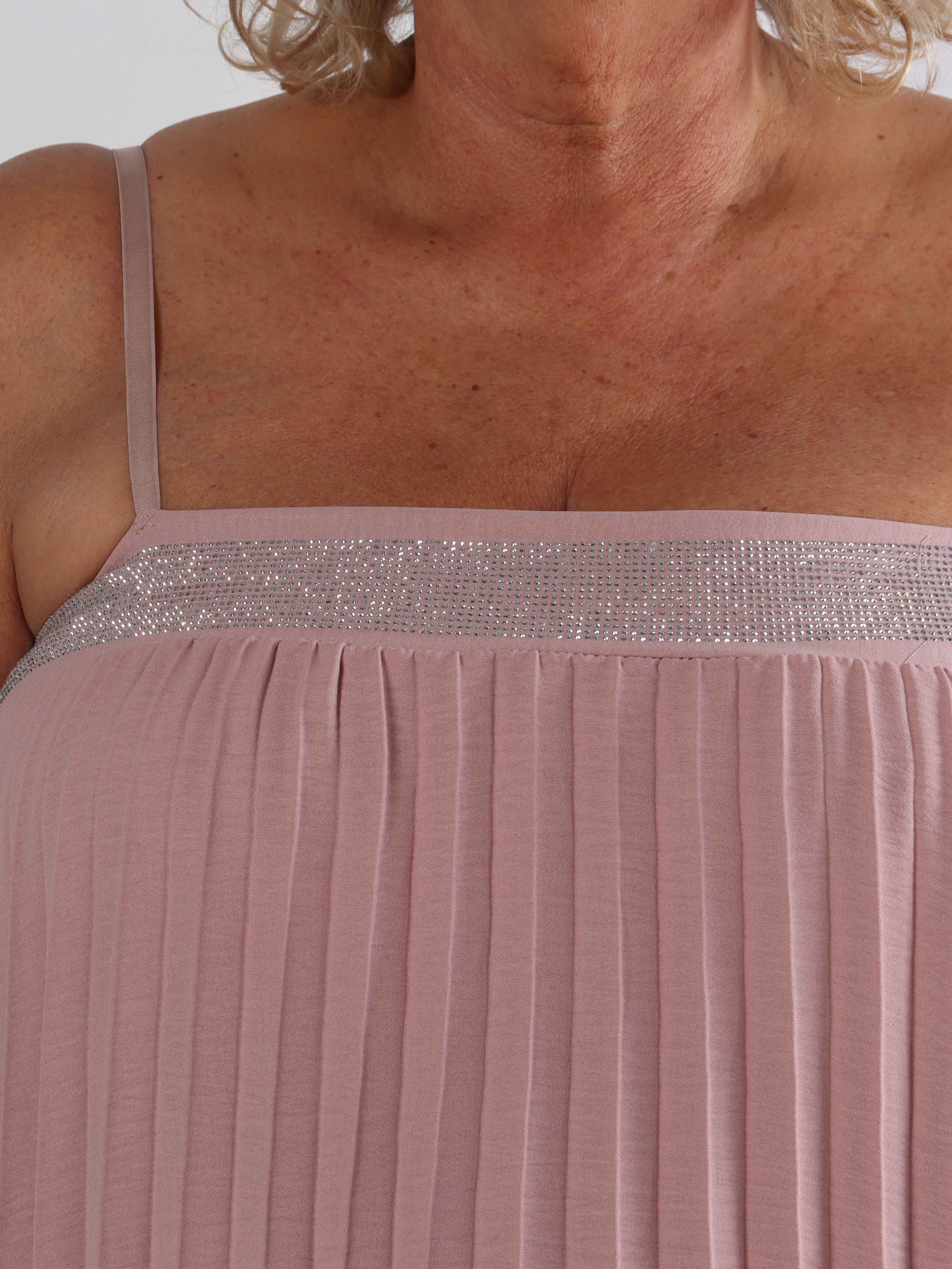 Kailani - Plisseret plus size stropkjole i viskose med fine similisten