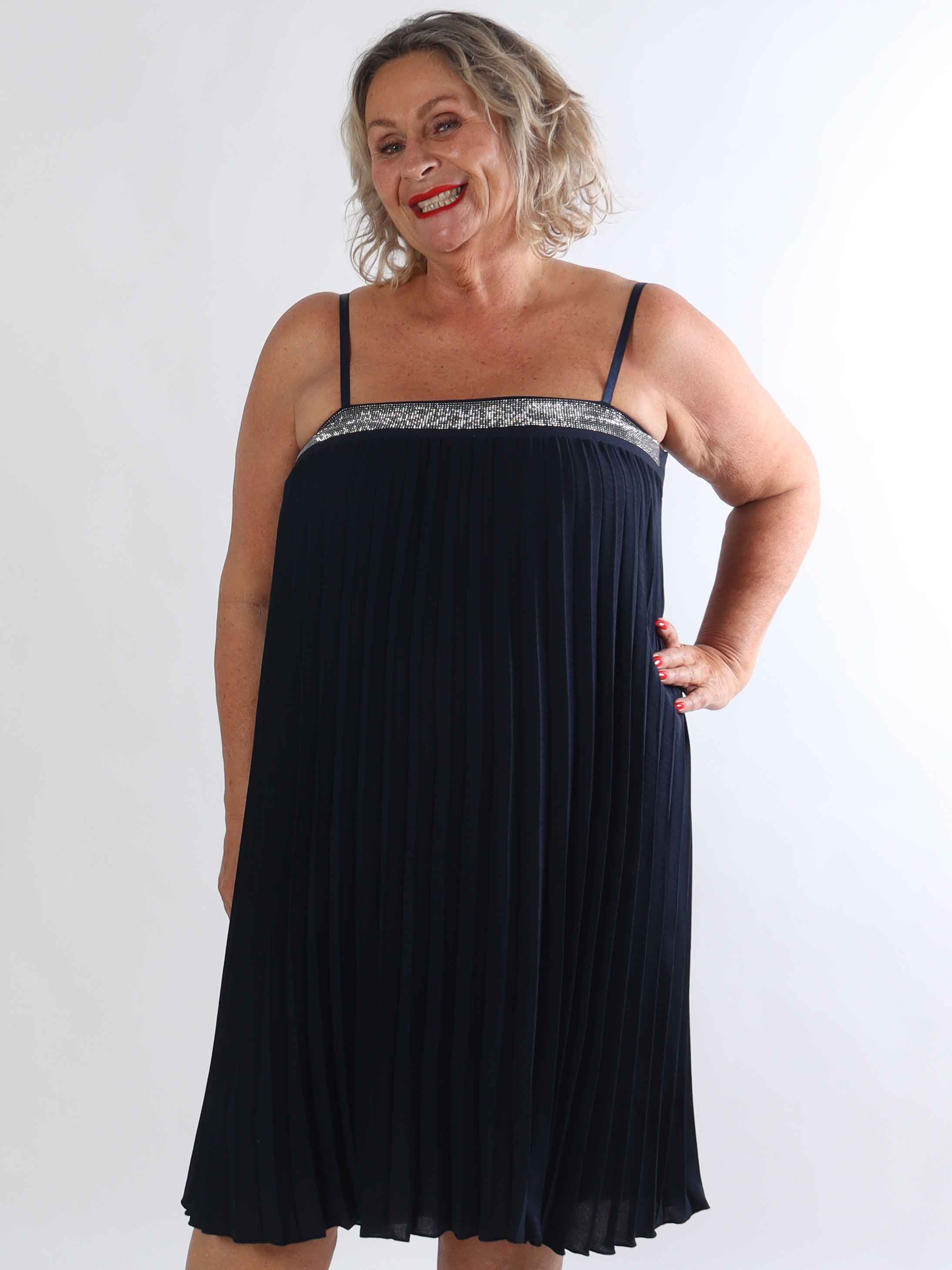 Kailani - Plisseret plus size stropkjole i viskose med fine similisten