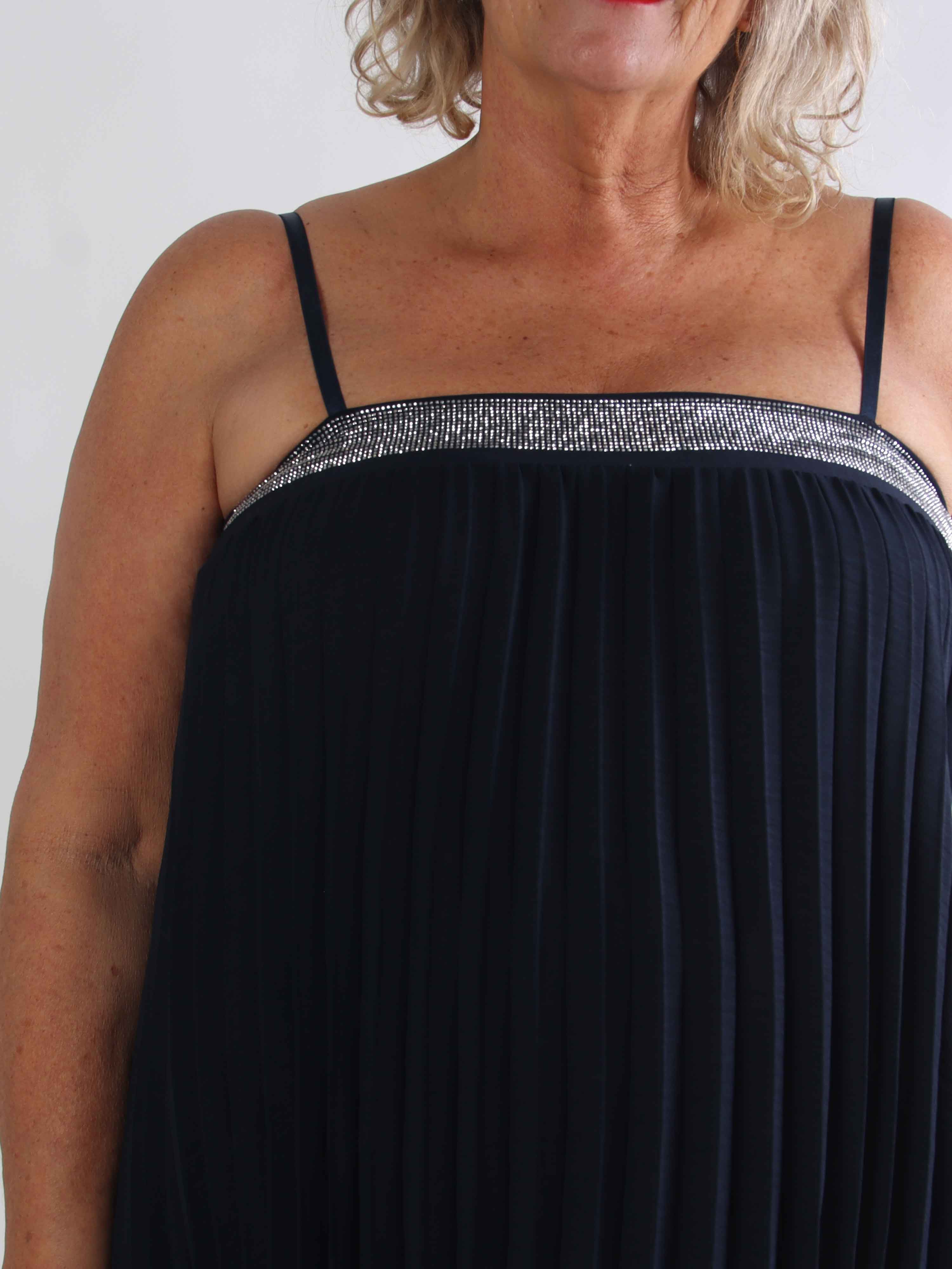 Kailani - Plisseret plus size stropkjole i viskose med fine similisten