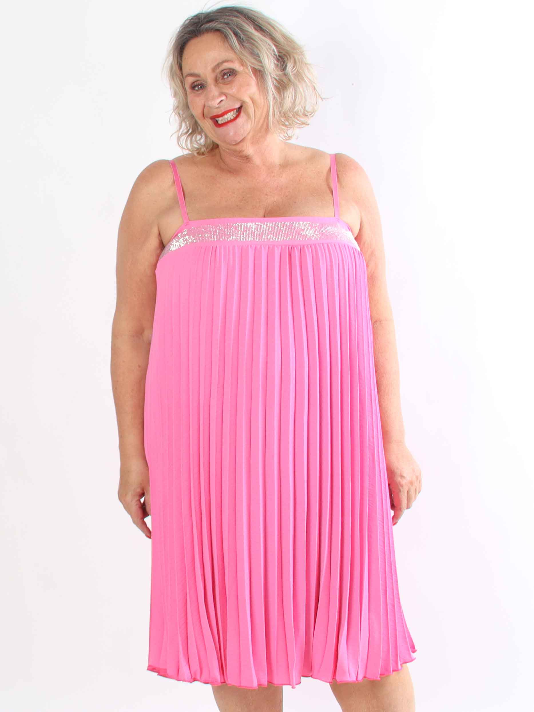 Kailani - Plisseret plus size stropkjole i viskose med fine similisten