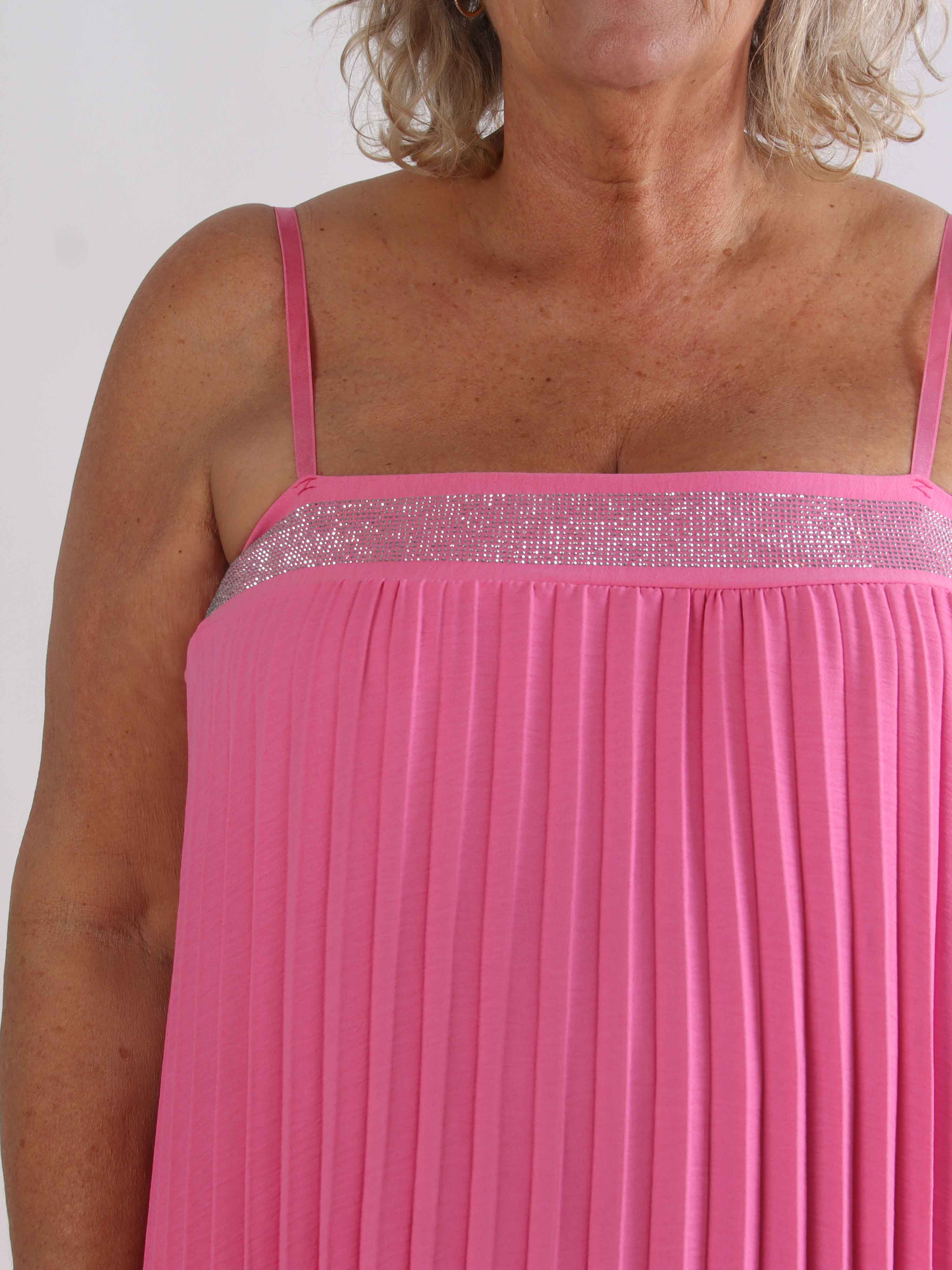 Kailani - Plisseret plus size stropkjole i viskose med fine similisten