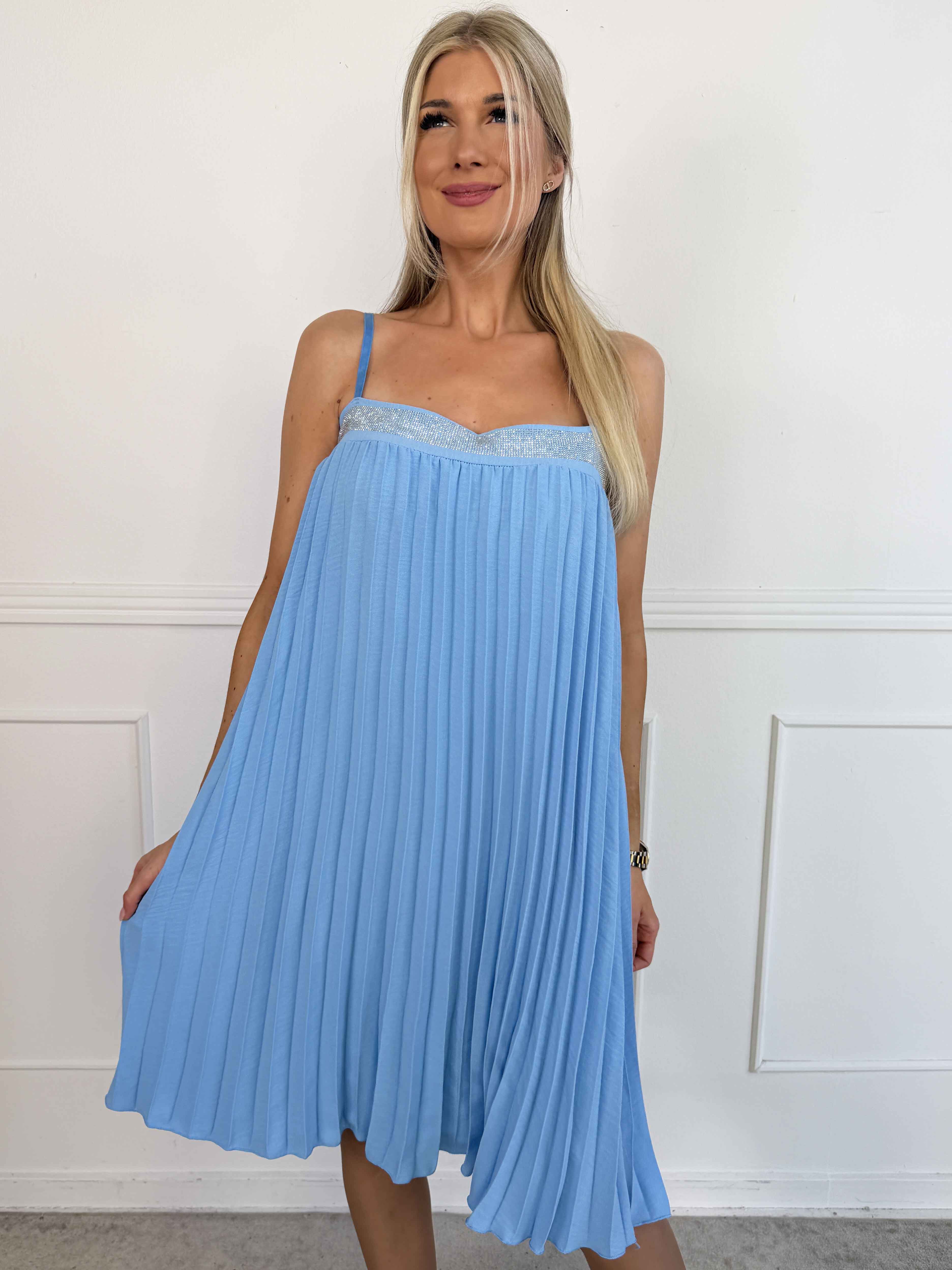 Kailani - Plisseret stropkjole i viskose med fine similisten