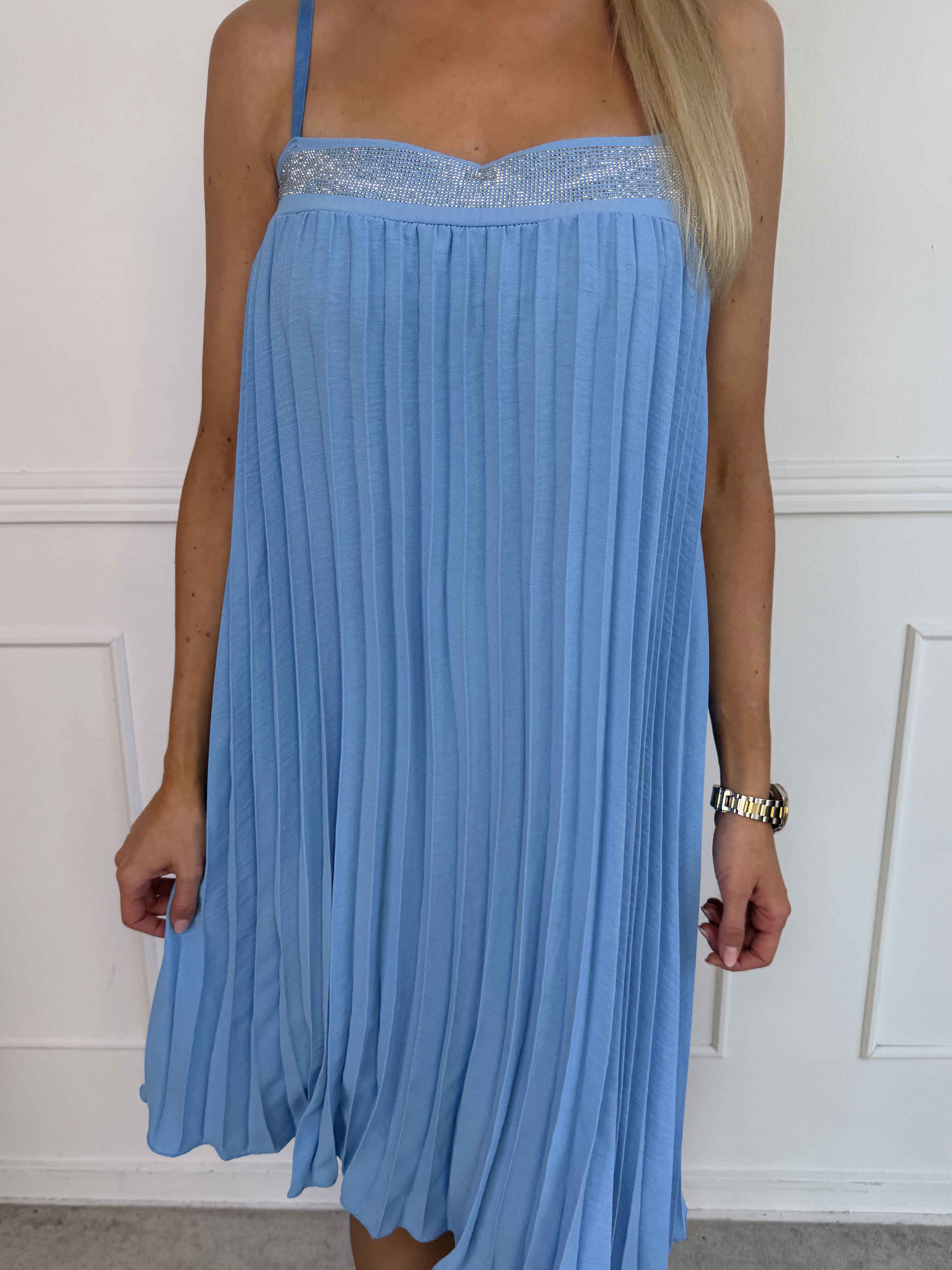 Kailani - Plisseret stropkjole i viskose med fine similisten