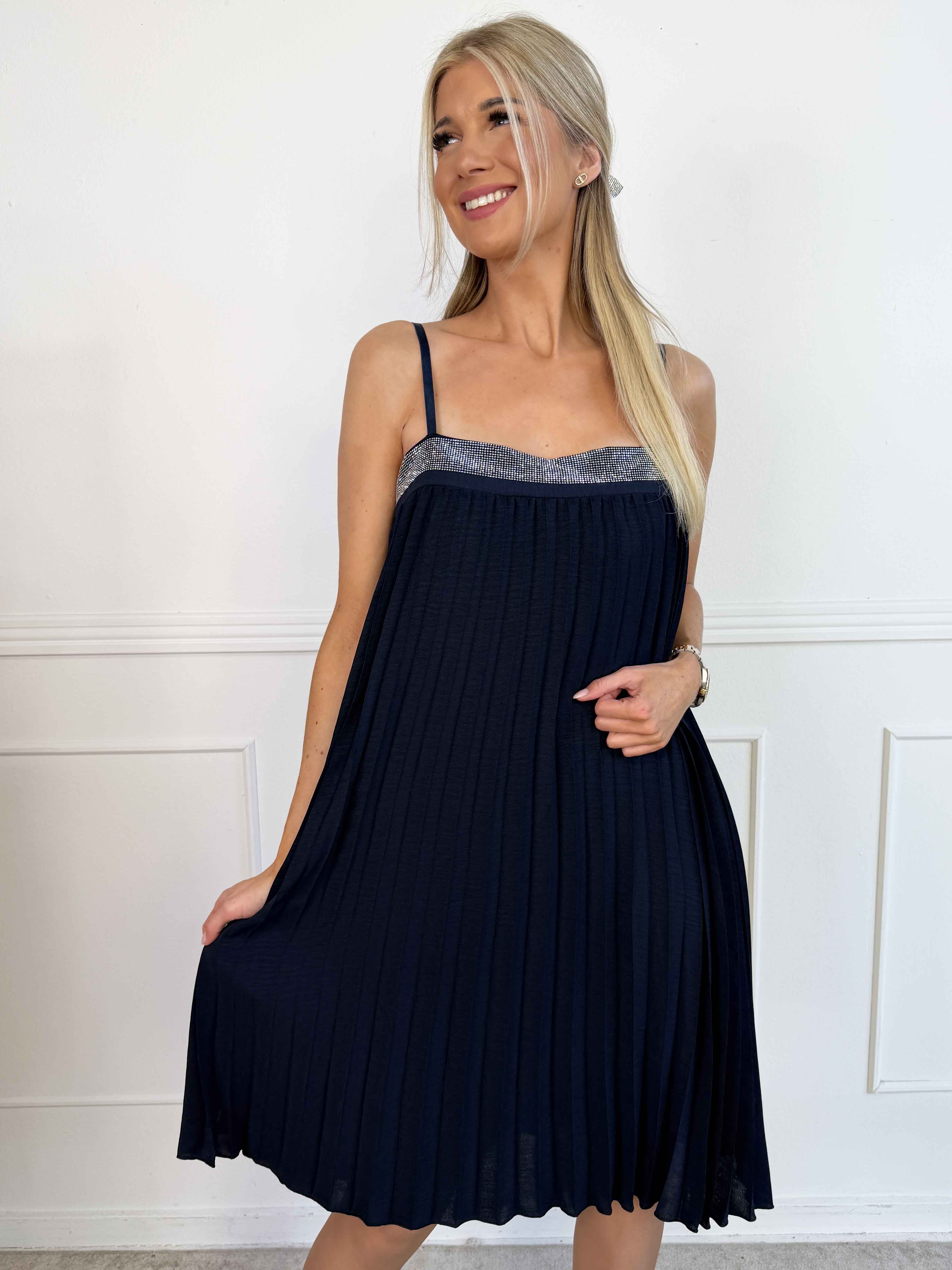 Kailani - Plisseret stropkjole i viskose med fine similisten