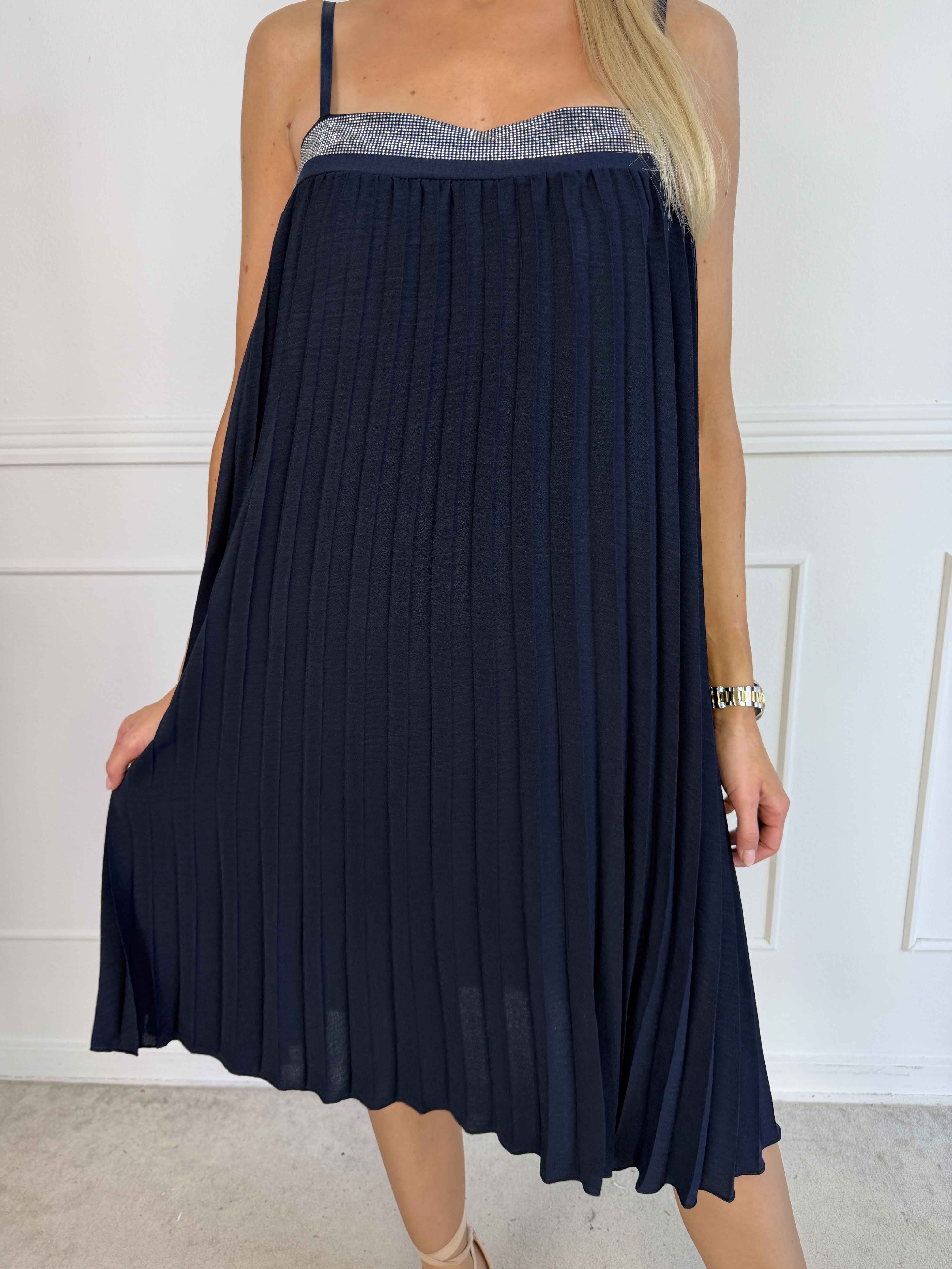 Kailani - Plisseret stropkjole i viskose med fine similisten