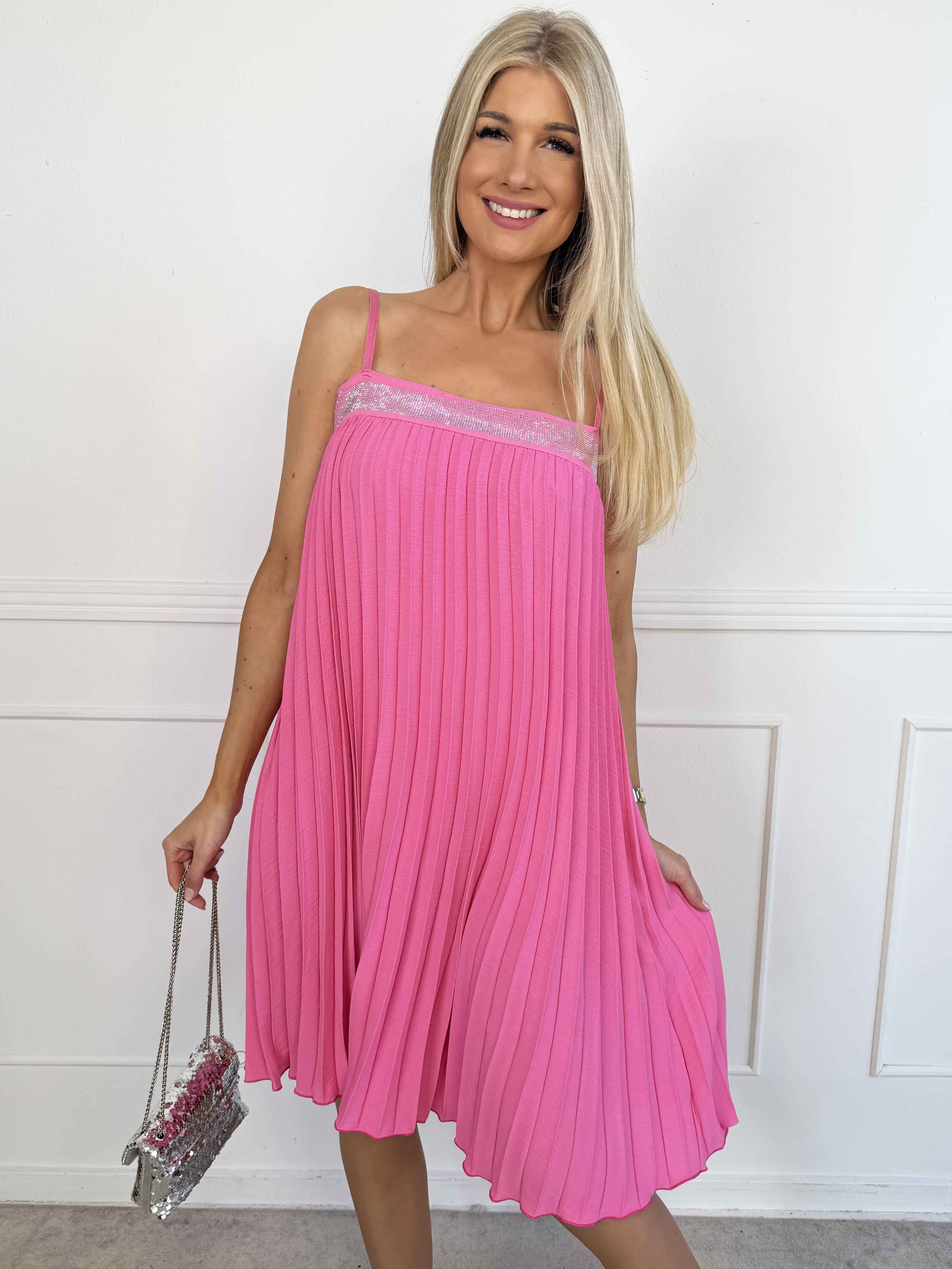 Kailani - Plisseret stropkjole i viskose med fine similisten