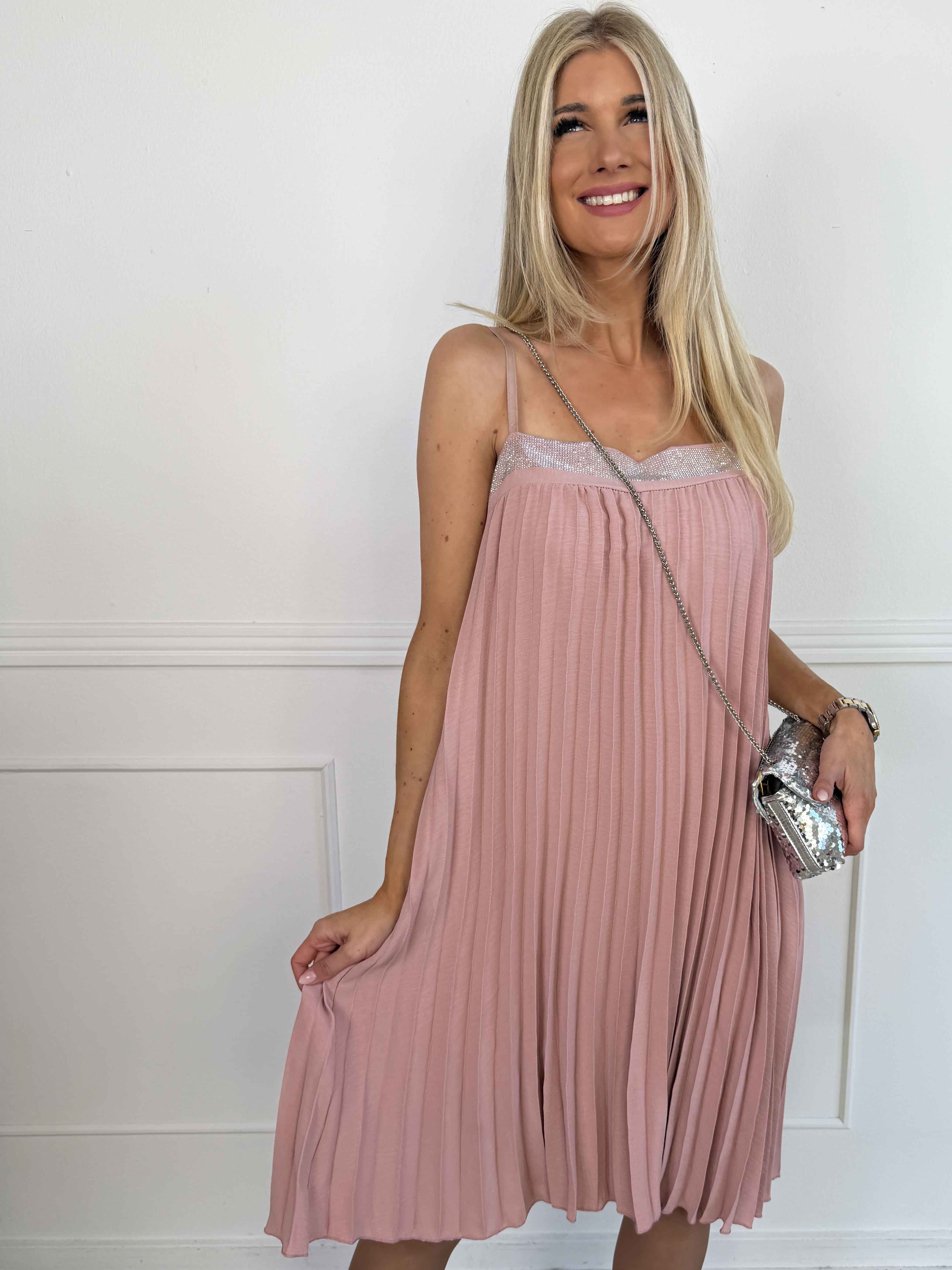 Kailani - Plisseret stropkjole i viskose med fine similisten