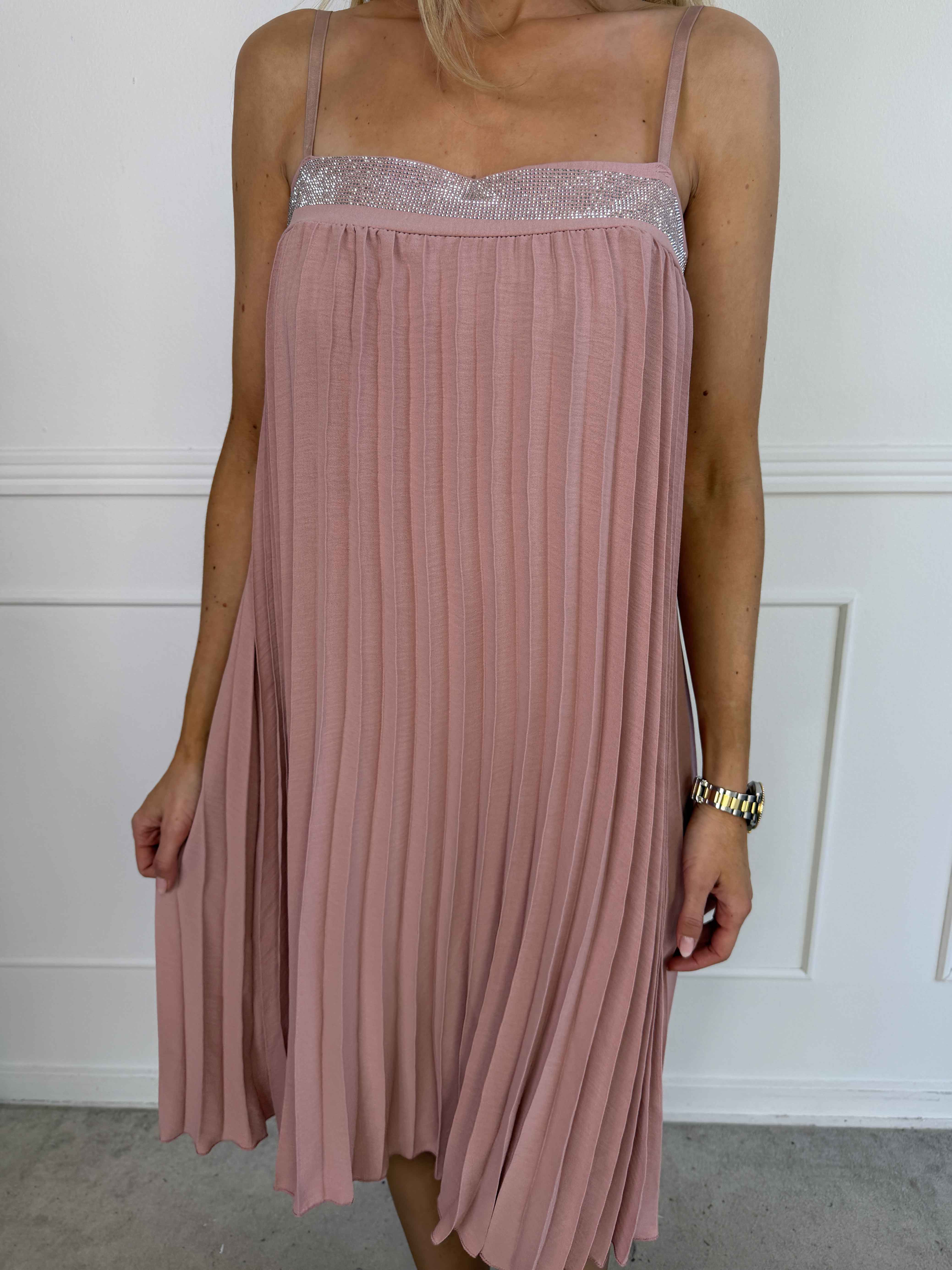 Kailani - Plisseret stropkjole i viskose med fine similisten