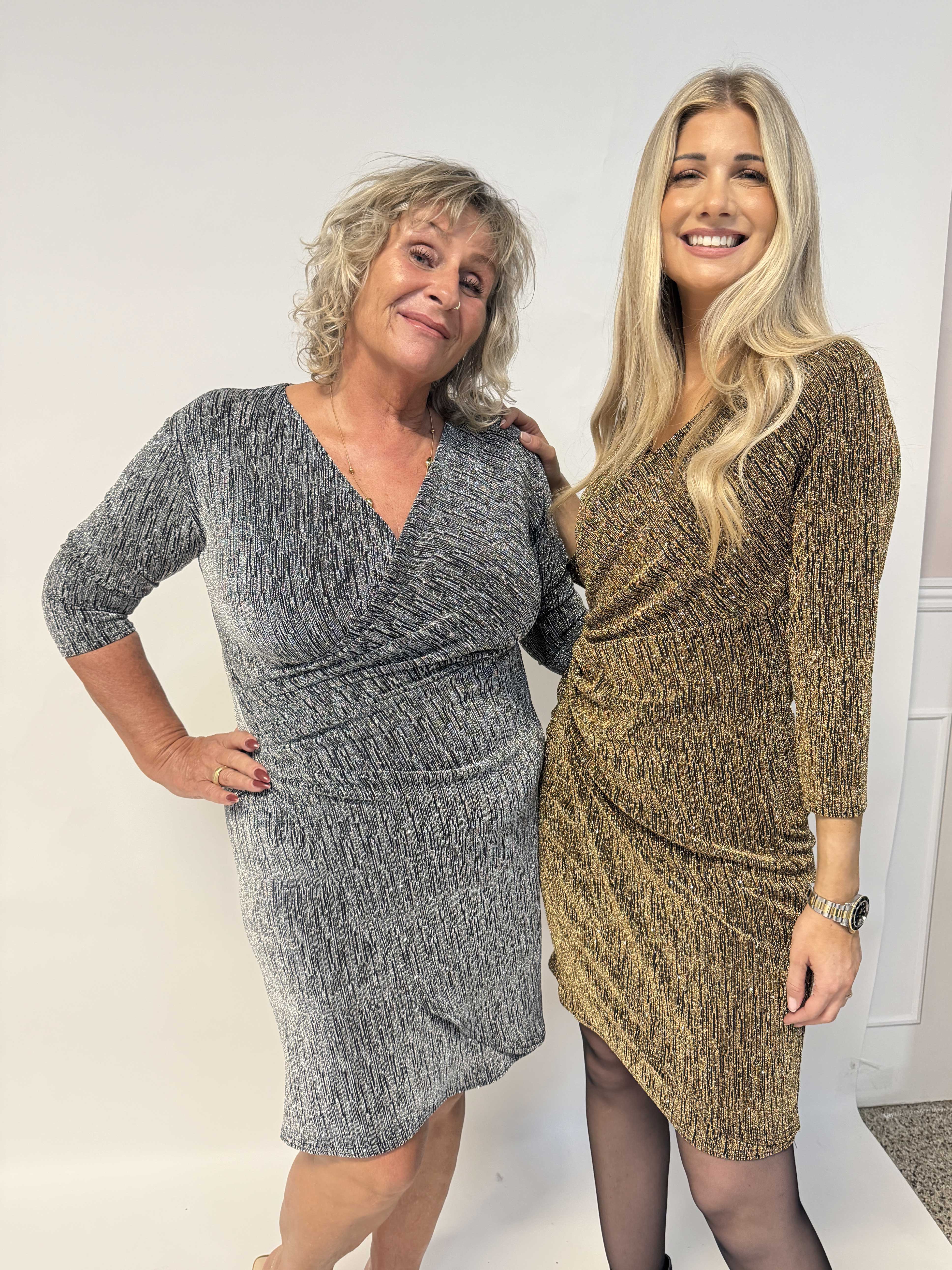 Kata - Glitrende plus size kjole med slå-om-look, masser af stretch og fine glimmertråde