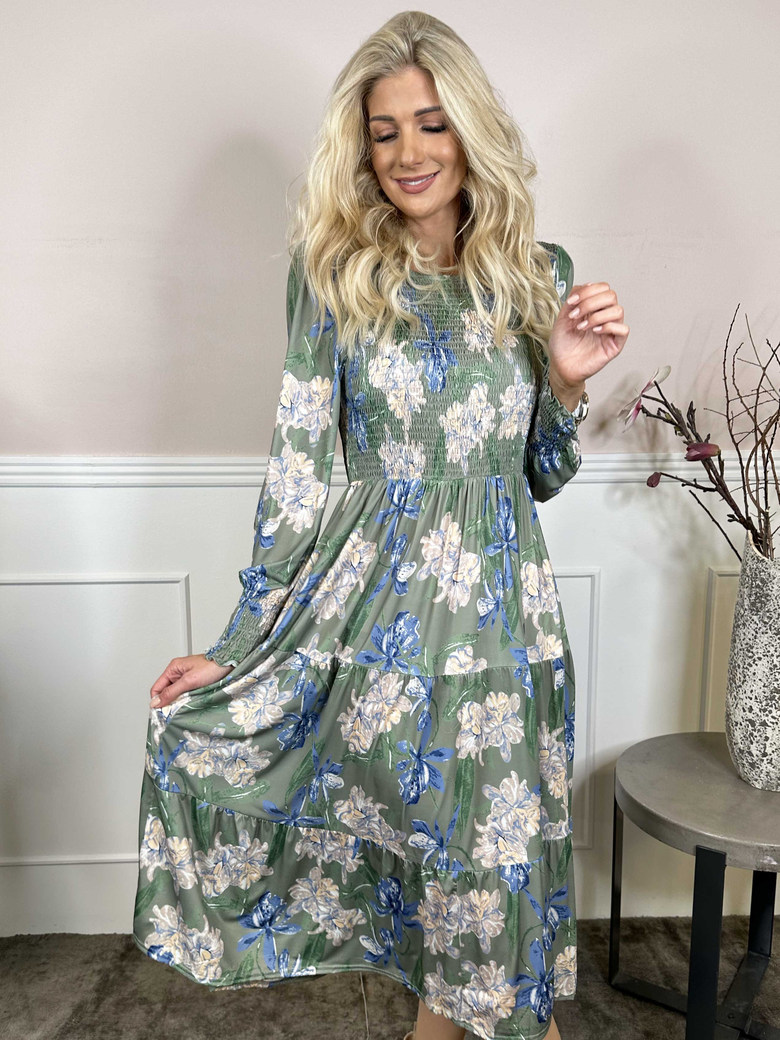 Kelly Flower Dress - Elastisk kjole med smock henover brystet