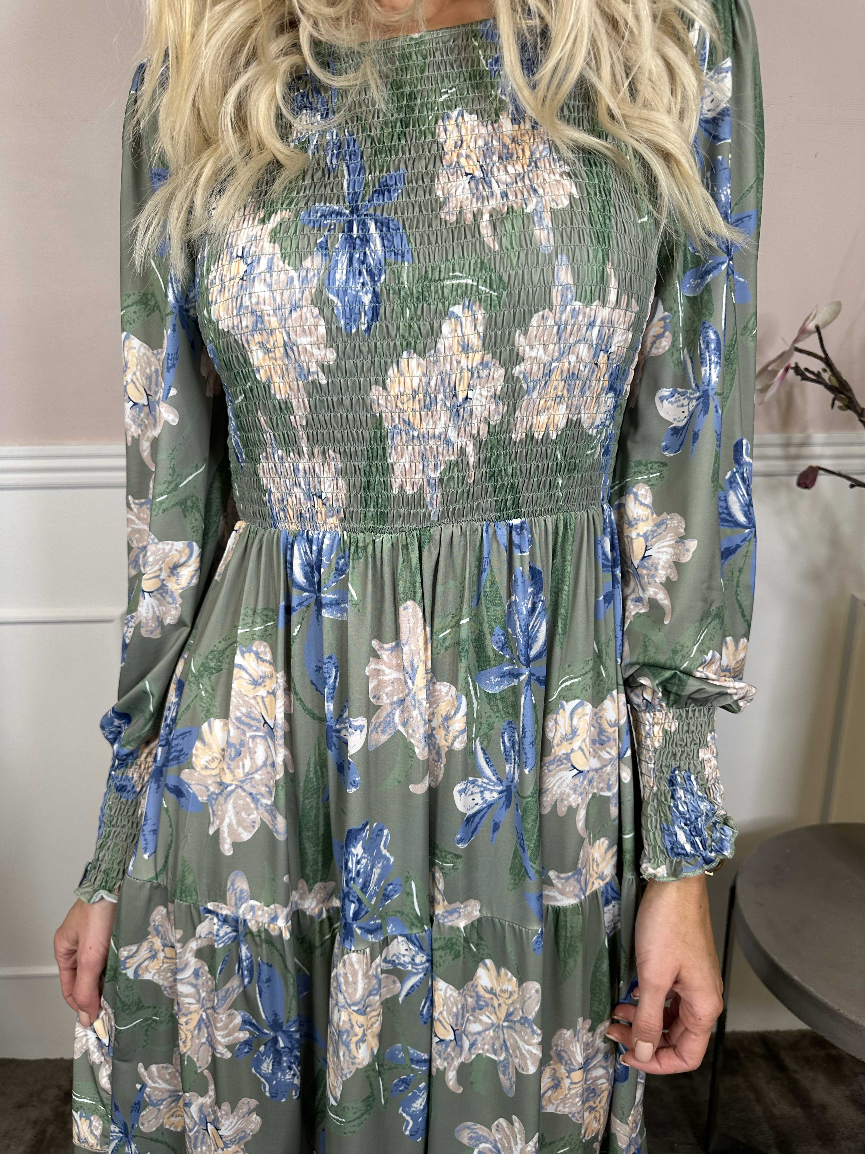 Kelly Flower Dress - Elastisk kjole med smock henover brystet