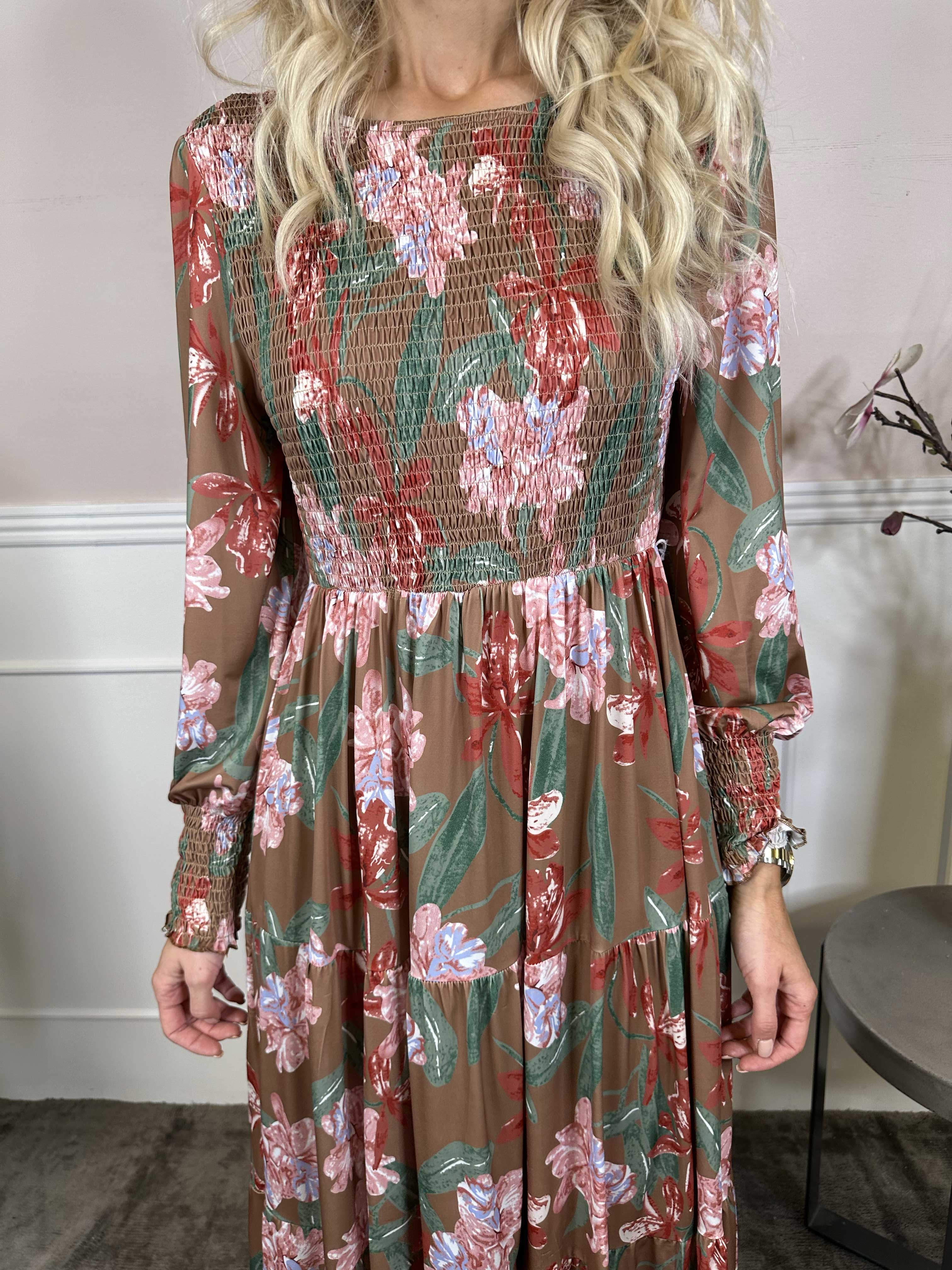 Kelly Flower Dress - Elastisk kjole med smock henover brystet