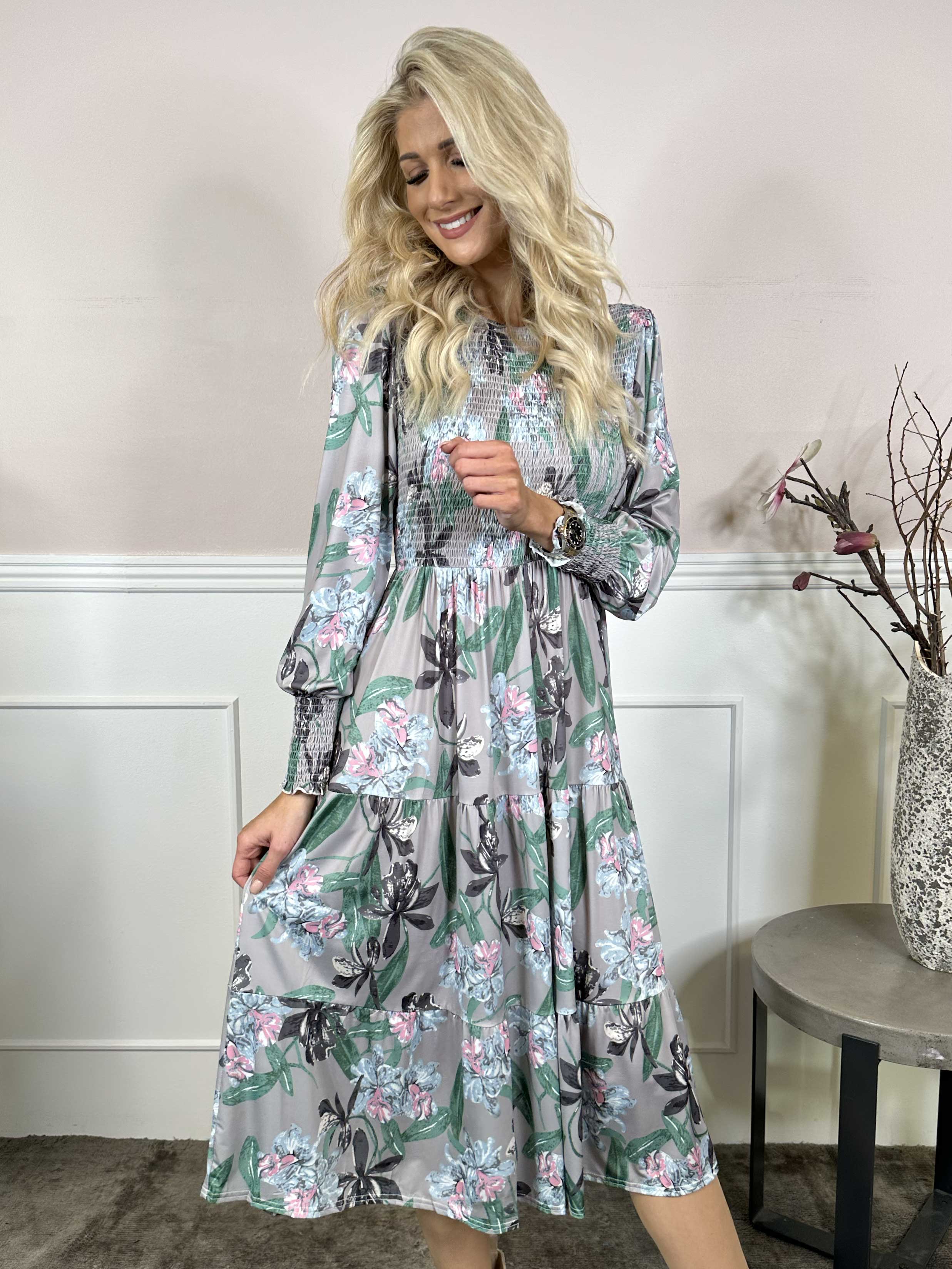 Kelly Flower Dress - Elastisk kjole med smock henover brystet