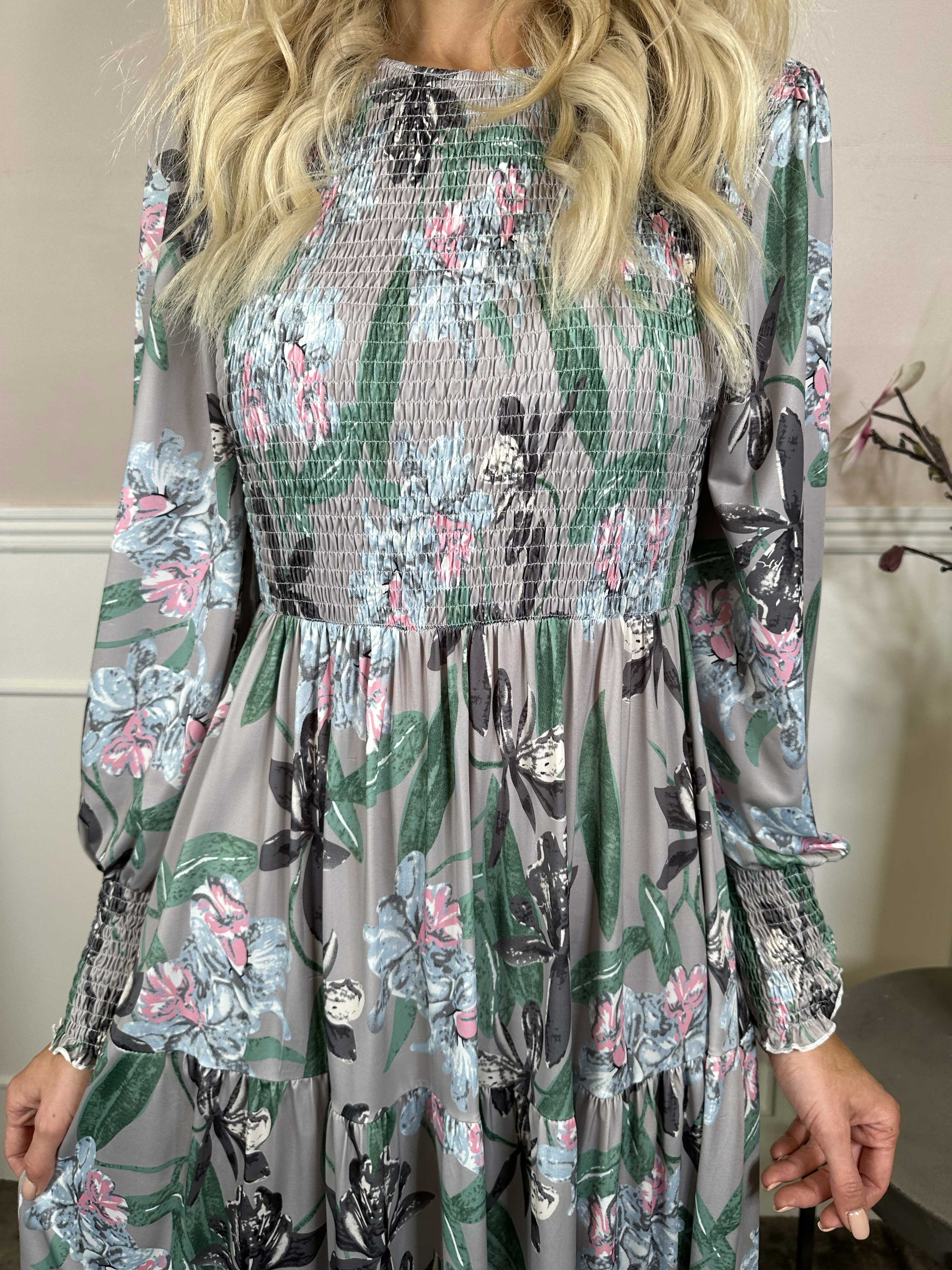 Kelly Flower Dress - Elastisk kjole med smock henover brystet