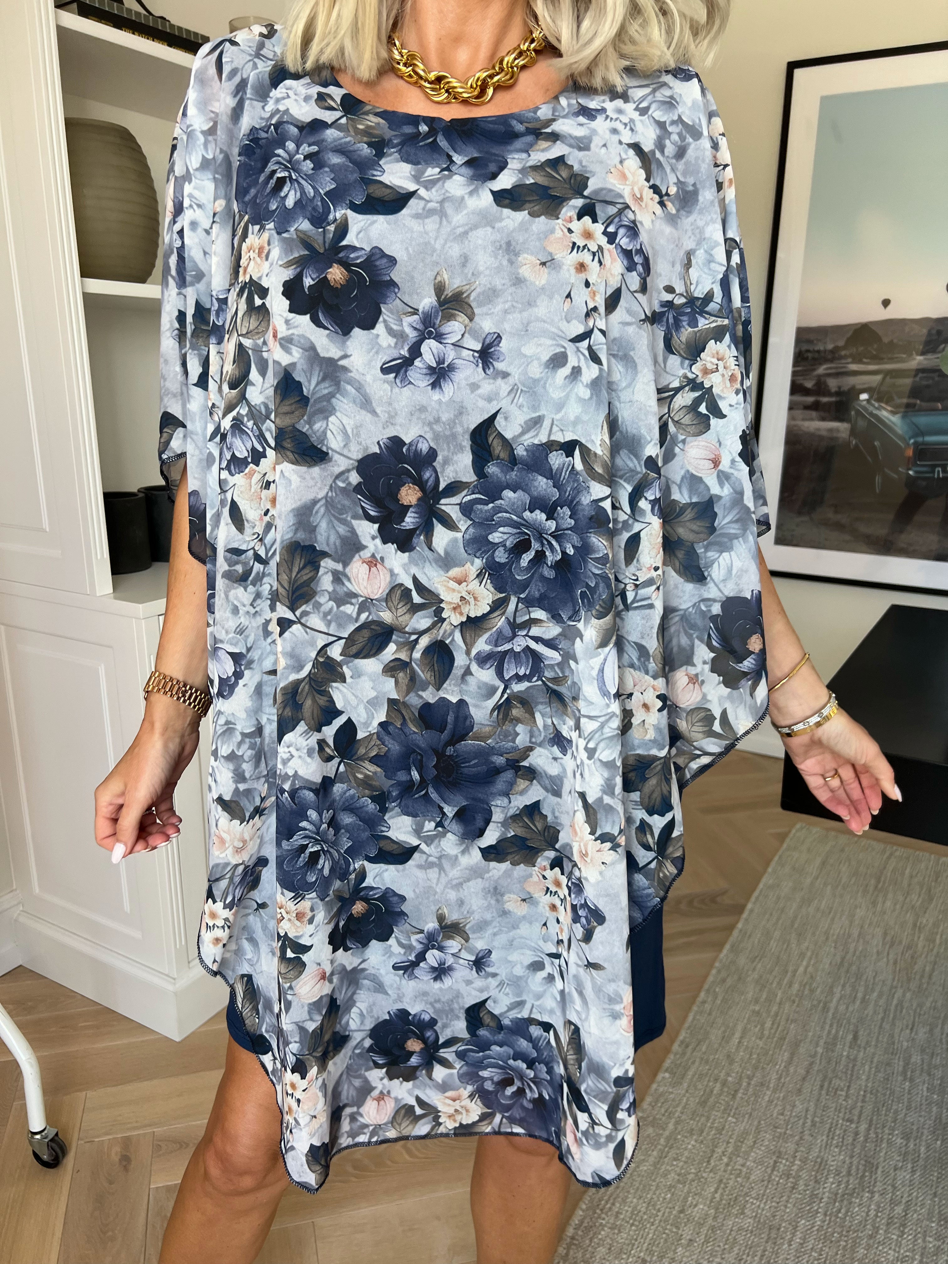 Kenya Flower - Plus size kjole med et let chiffonstykke