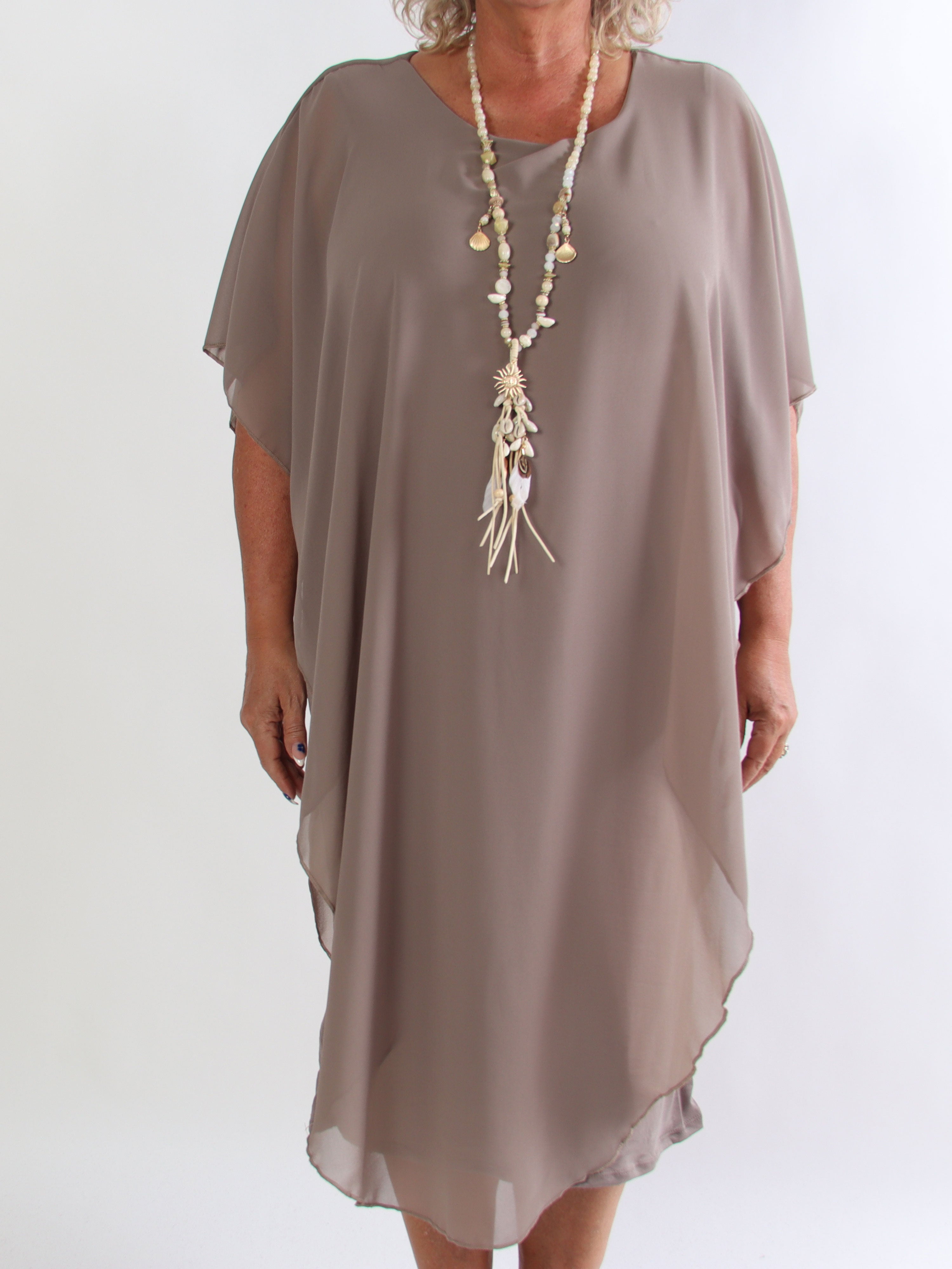 Kenya Long - Elegant plus size kjole med let chiffonlag og rund udskæring