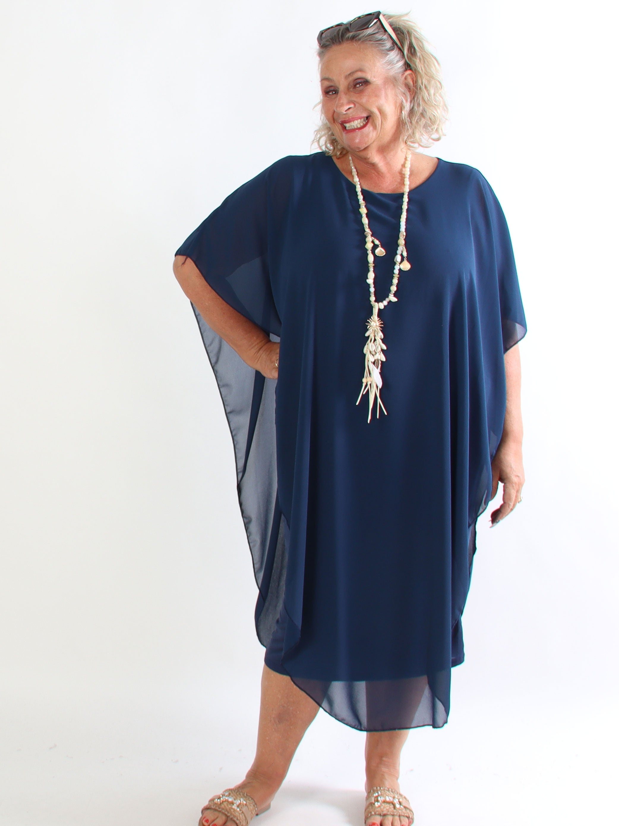Kenya Long - Elegant plus size kjole med let chiffonlag og rund udskæring