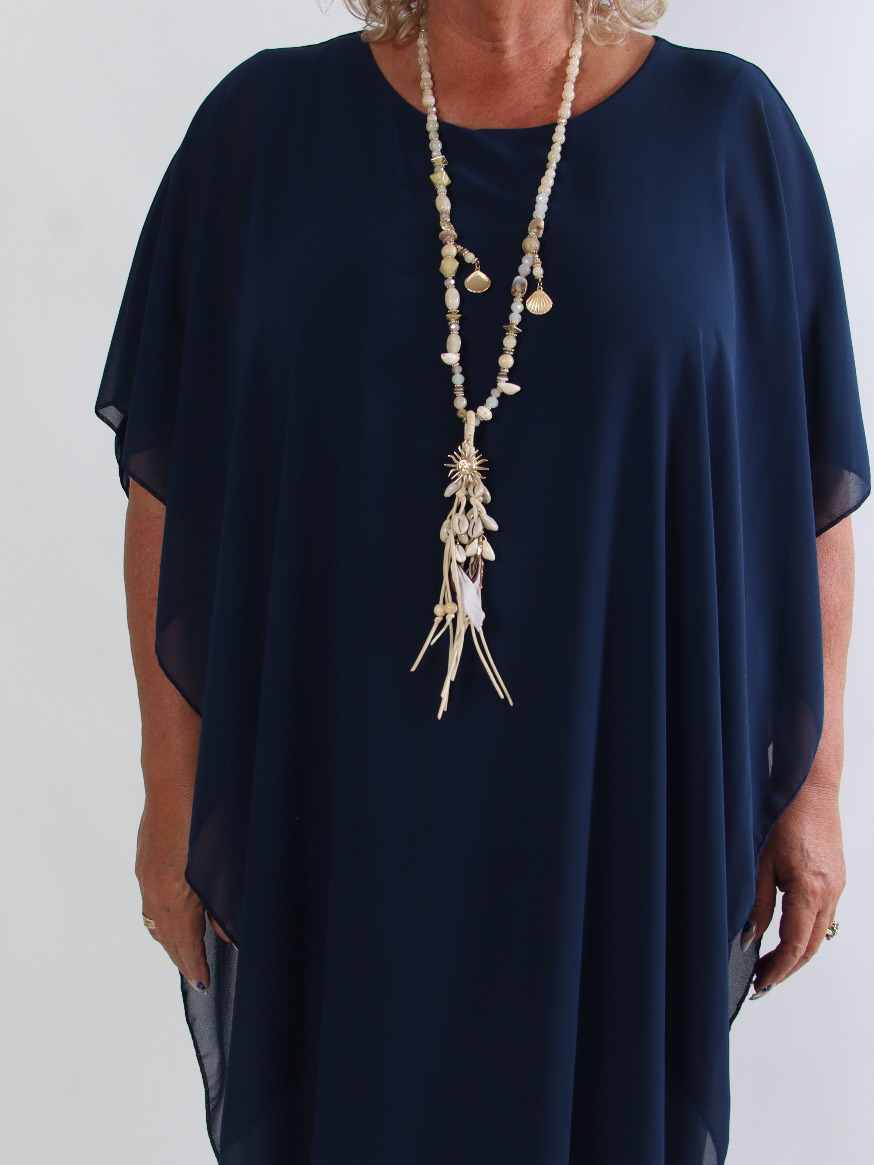 Kenya Long - Elegant plus size kjole med let chiffonlag og rund udskæring