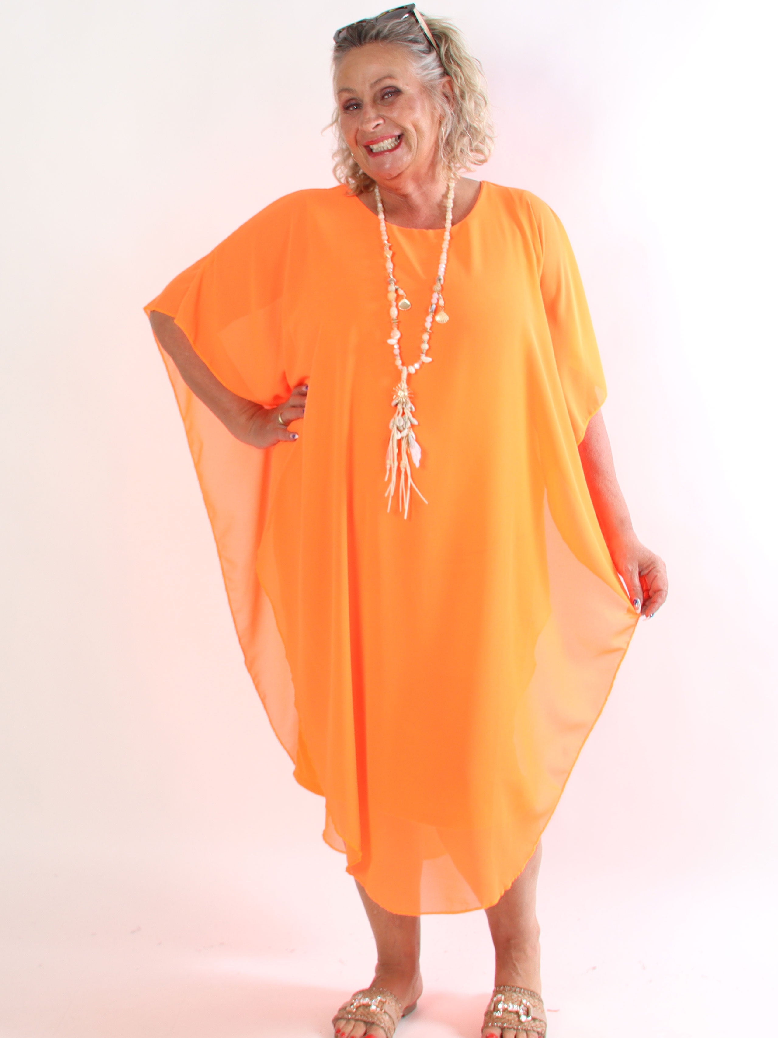 Kenya Long - Elegant plus size kjole med let chiffonlag og rund udskæring