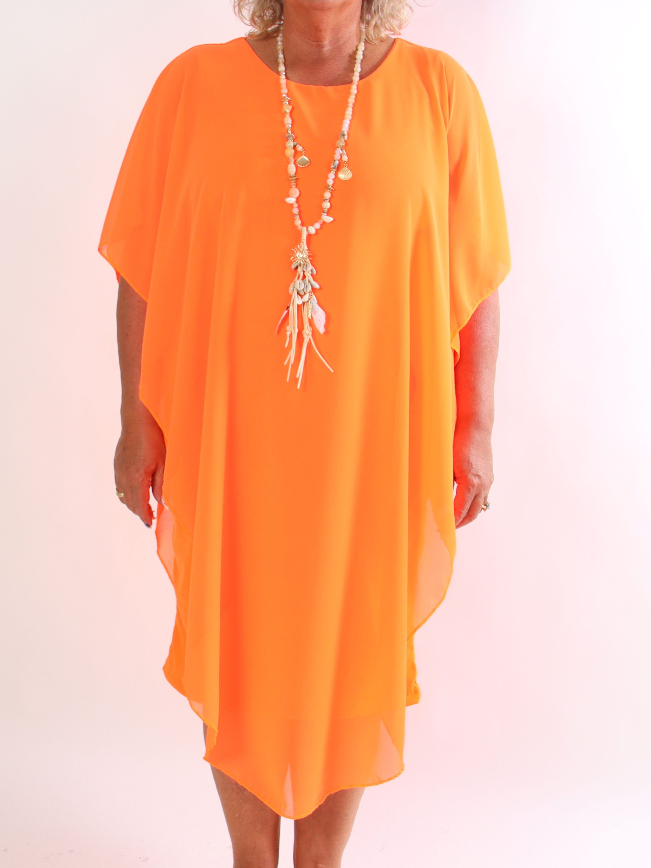 Kenya Long - Elegant plus size kjole med let chiffonlag og rund udskæring