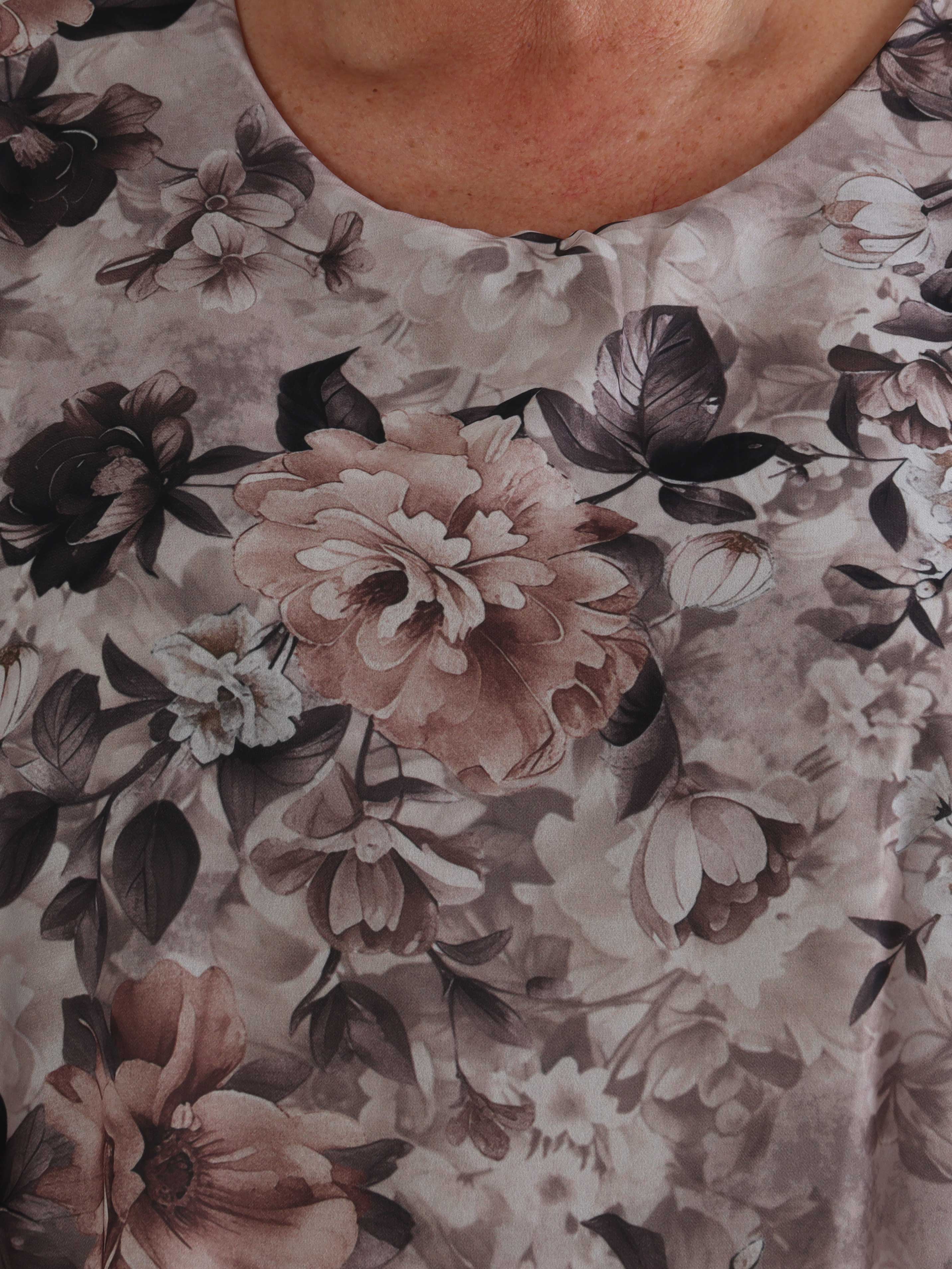 Kenya Flower - Plus size kjole med et let chiffonstykke