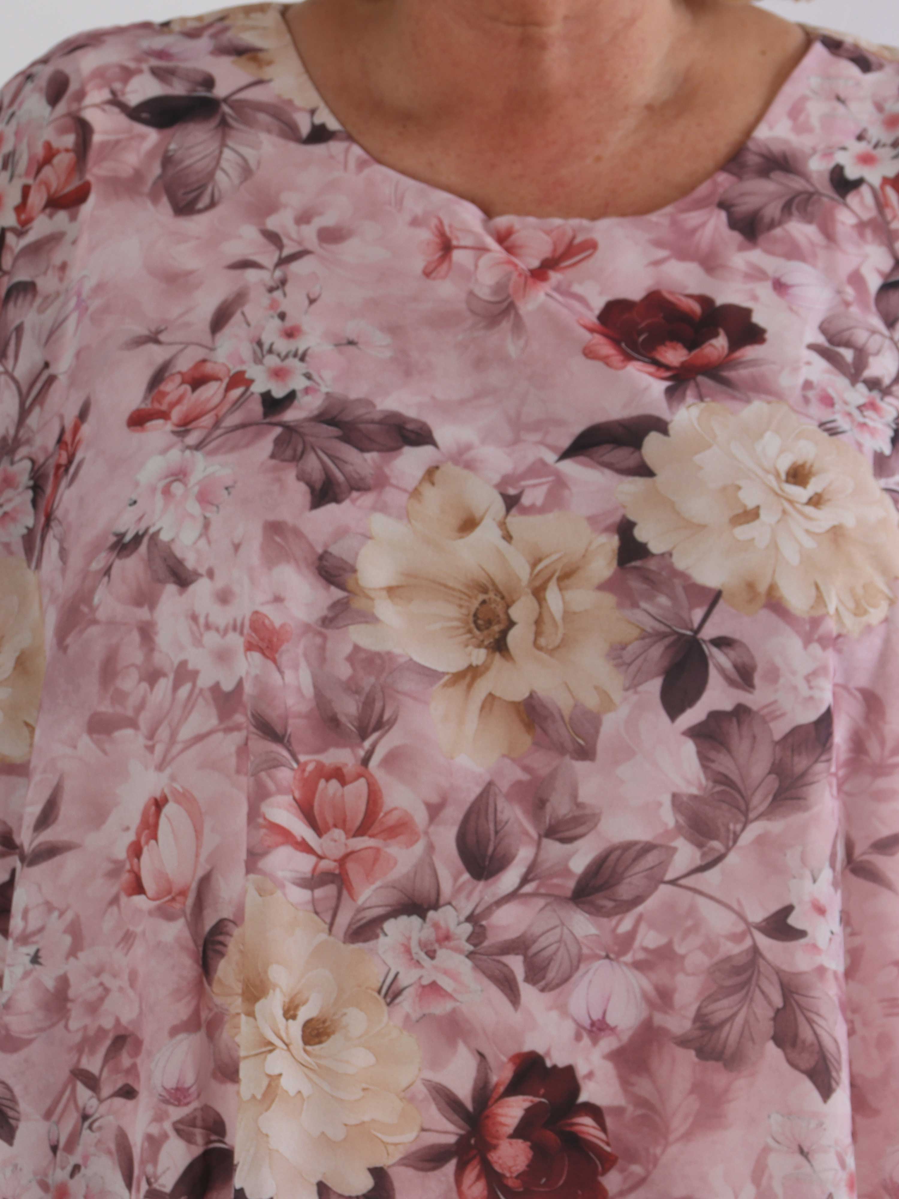 Kenya Flower - Plus size kjole med et let chiffonstykke