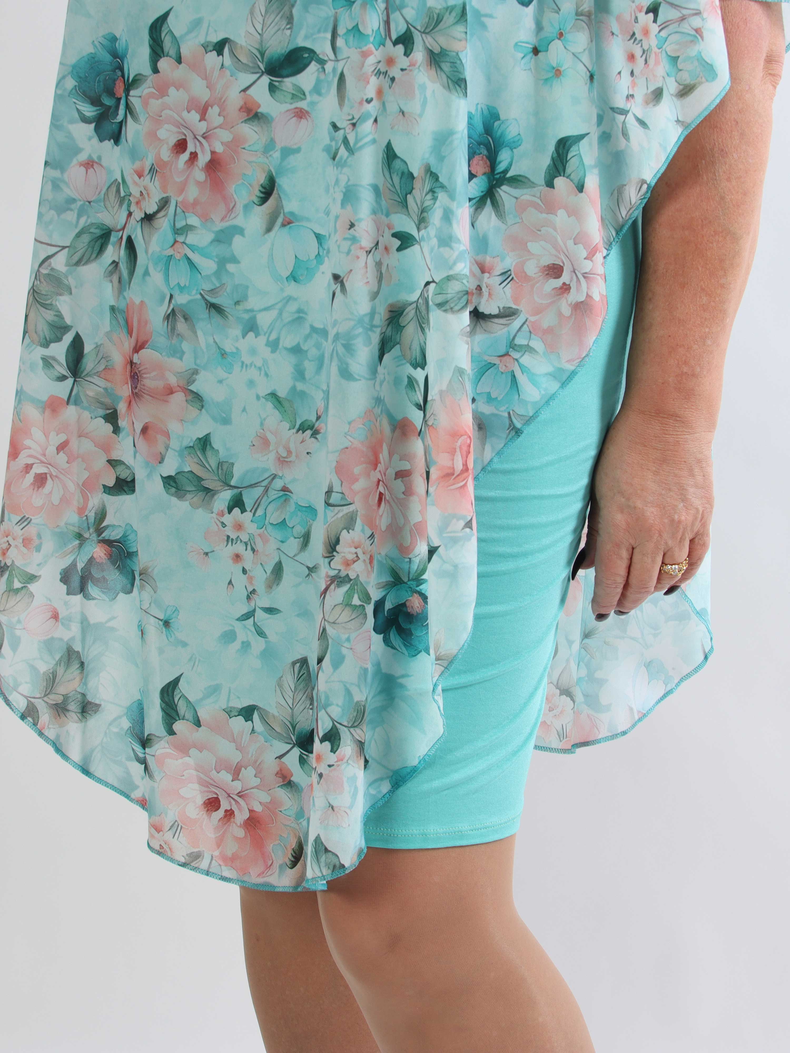 Kenya Flower - Plus size kjole med et let chiffonstykke