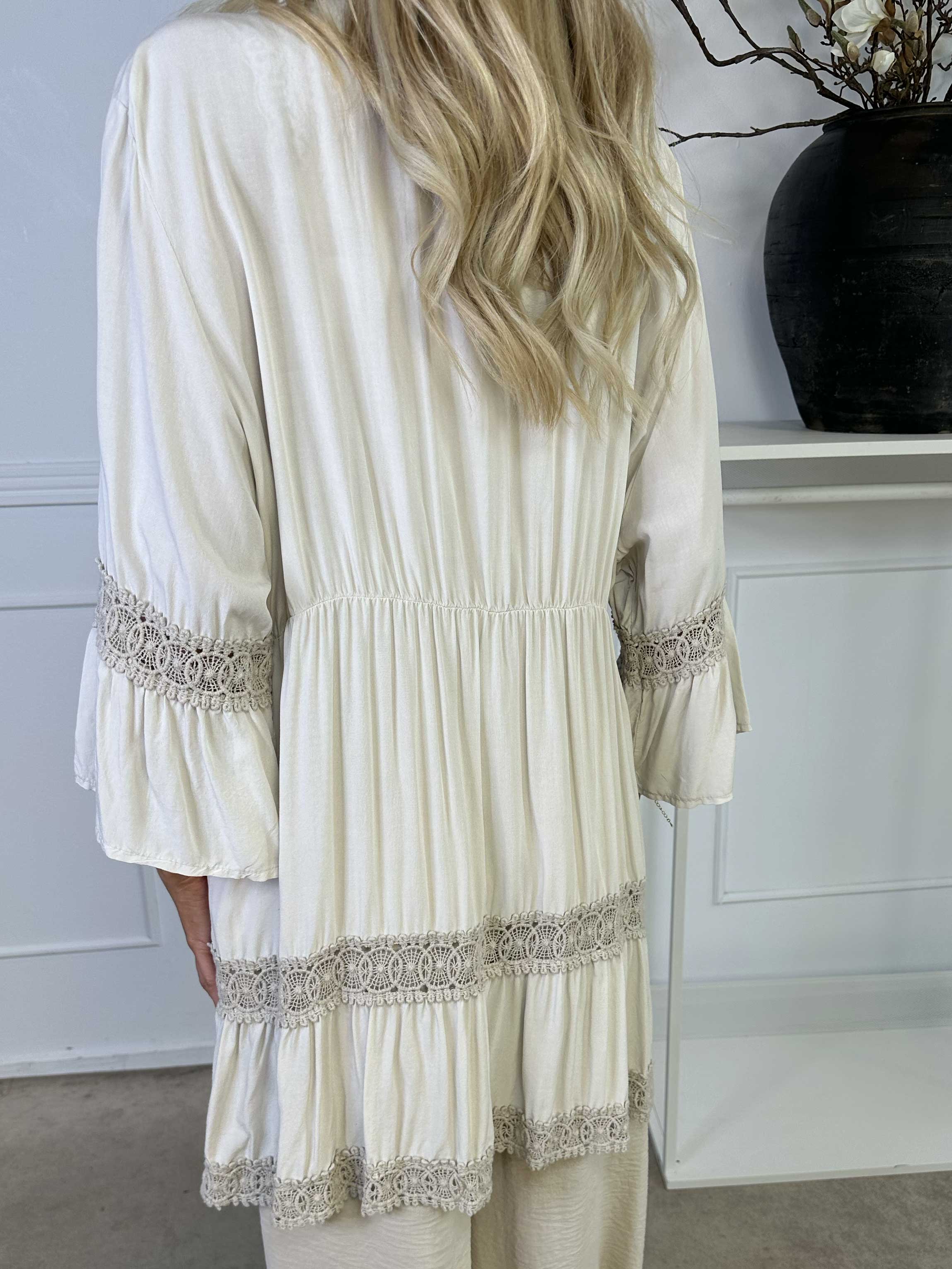 Kiki - Sød kimono med fine blonder