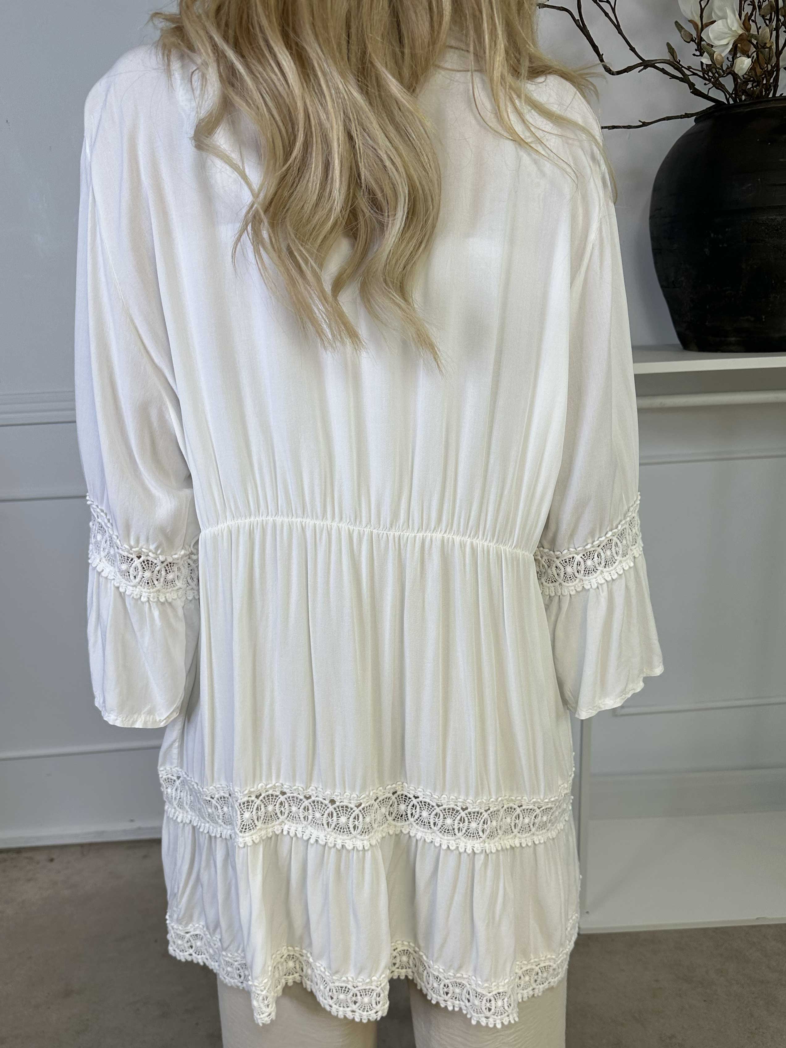 Kiki - Sød kimono med fine blonder