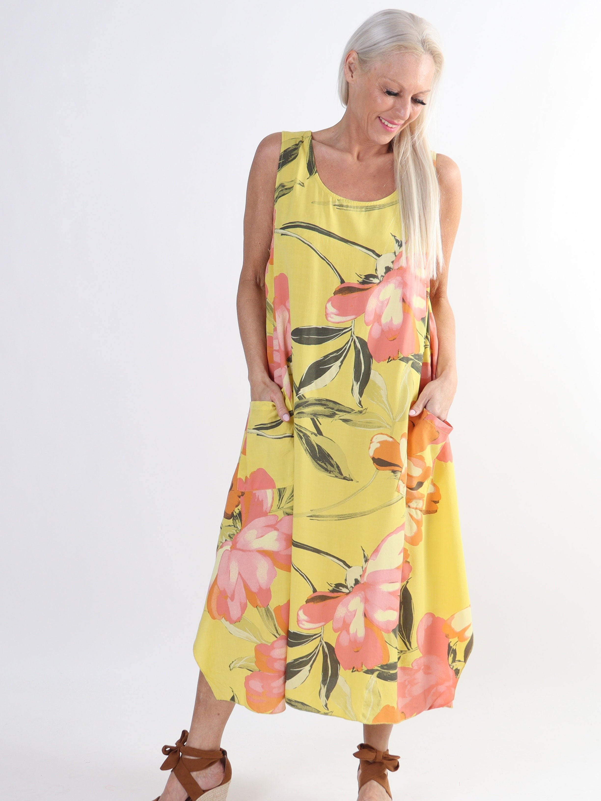 Kirsi - Sød plus size blomstret sommerkjole i viskose med lommer