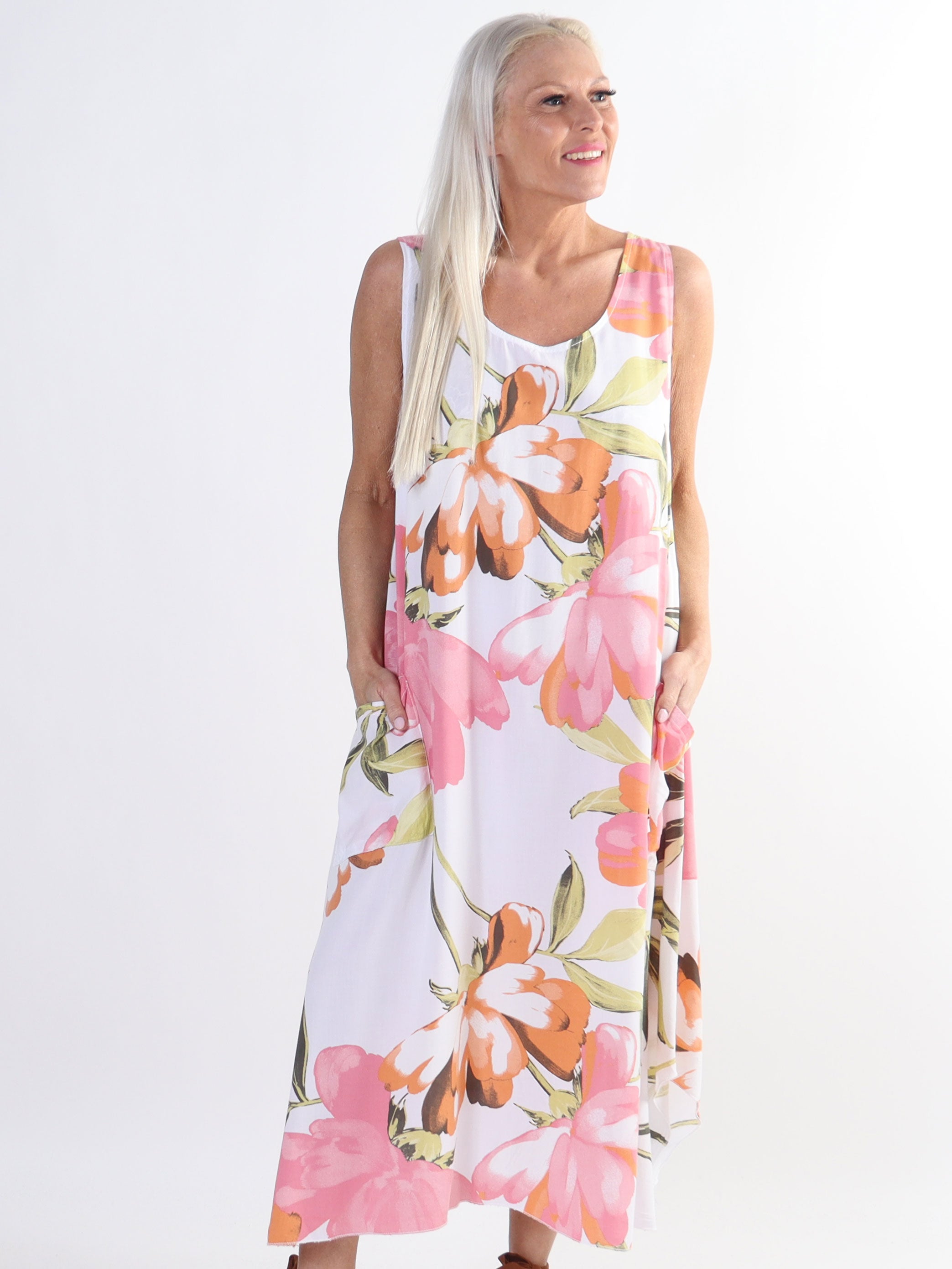 Kirsi - Sød plus size blomstret sommerkjole i viskose med lommer