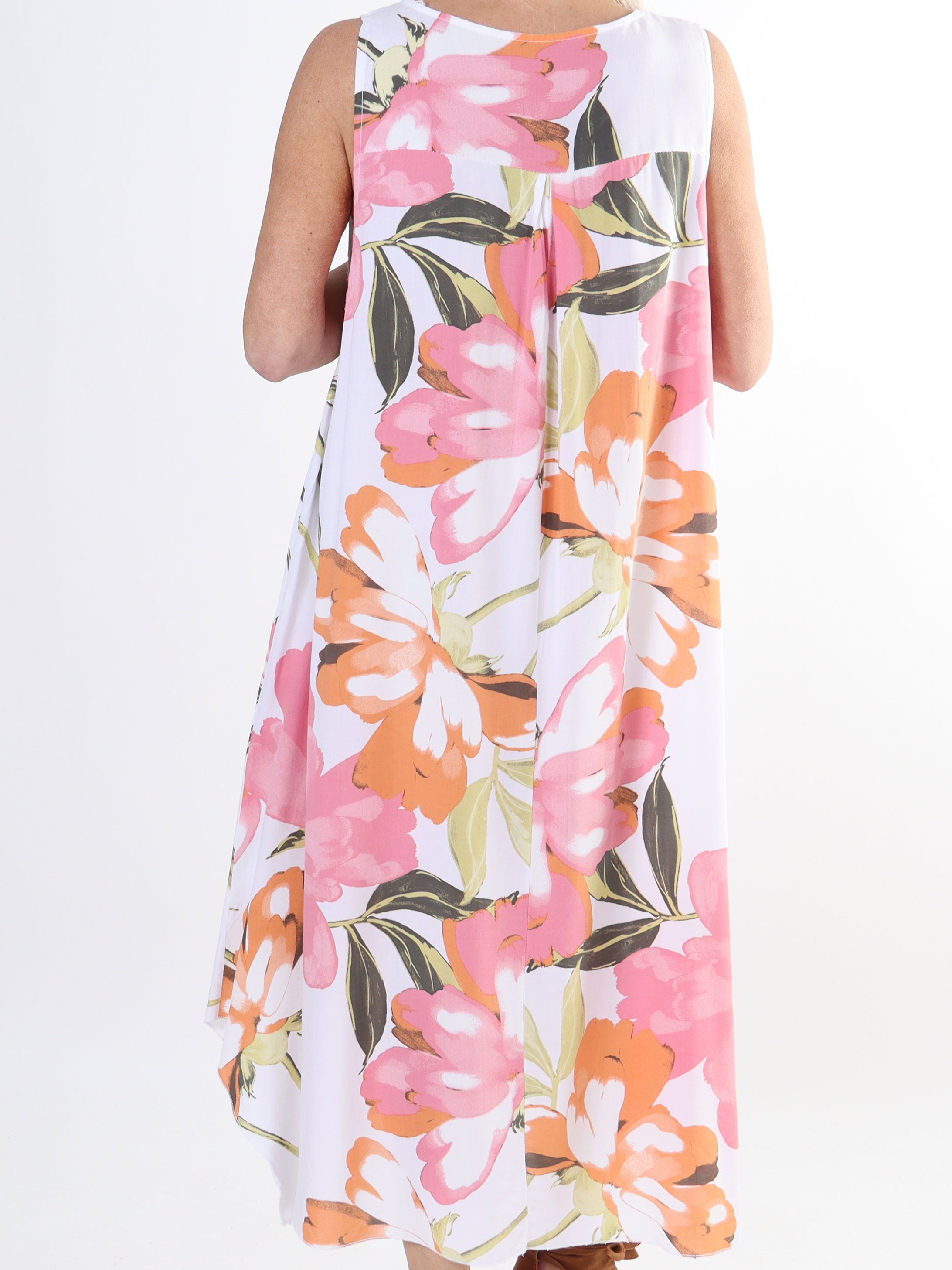 Kirsi - Sød plus size blomstret sommerkjole i viskose med lommer