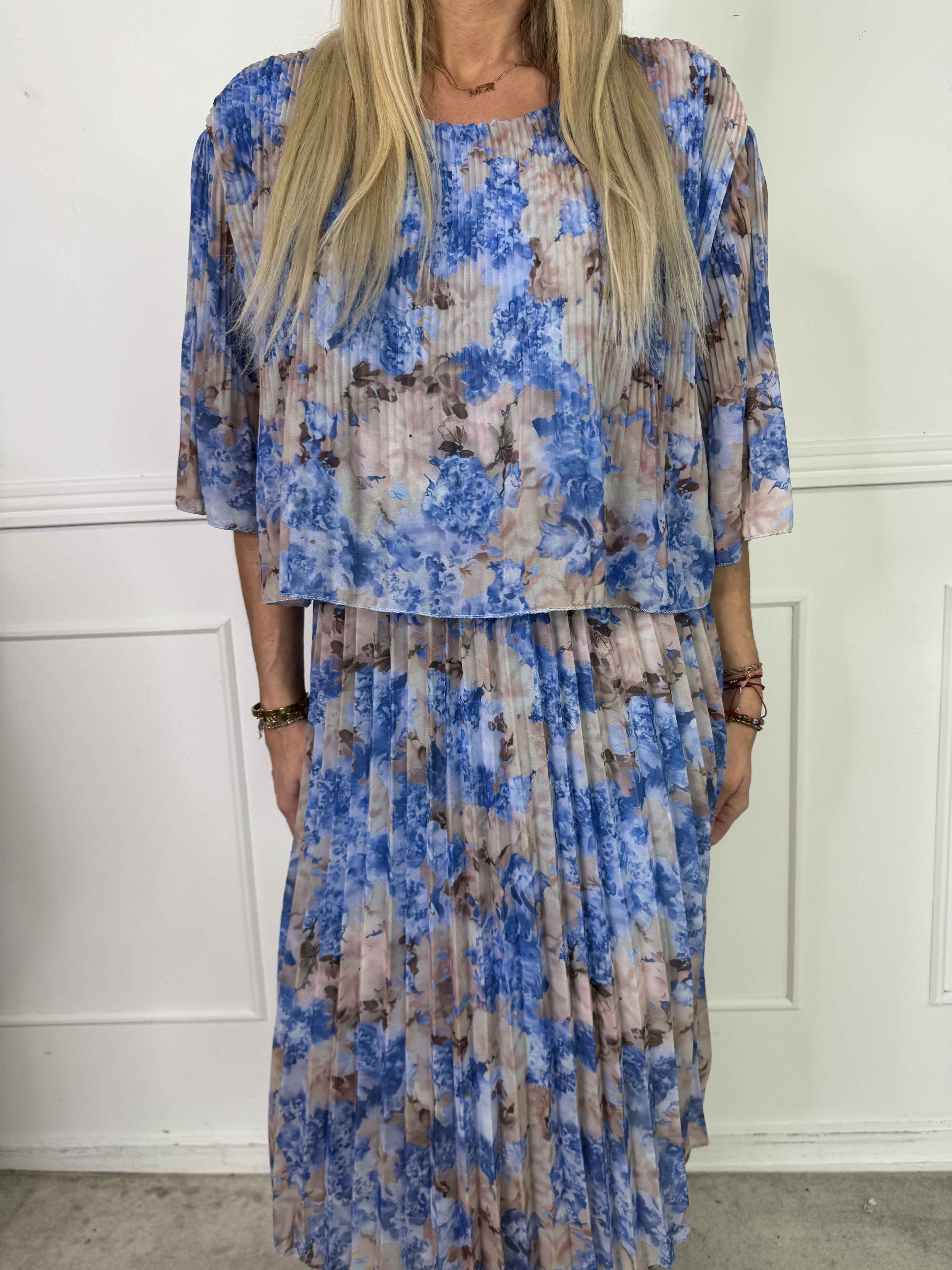 Kristina Flower - Sød blomstret plisseret kjole med flæselag