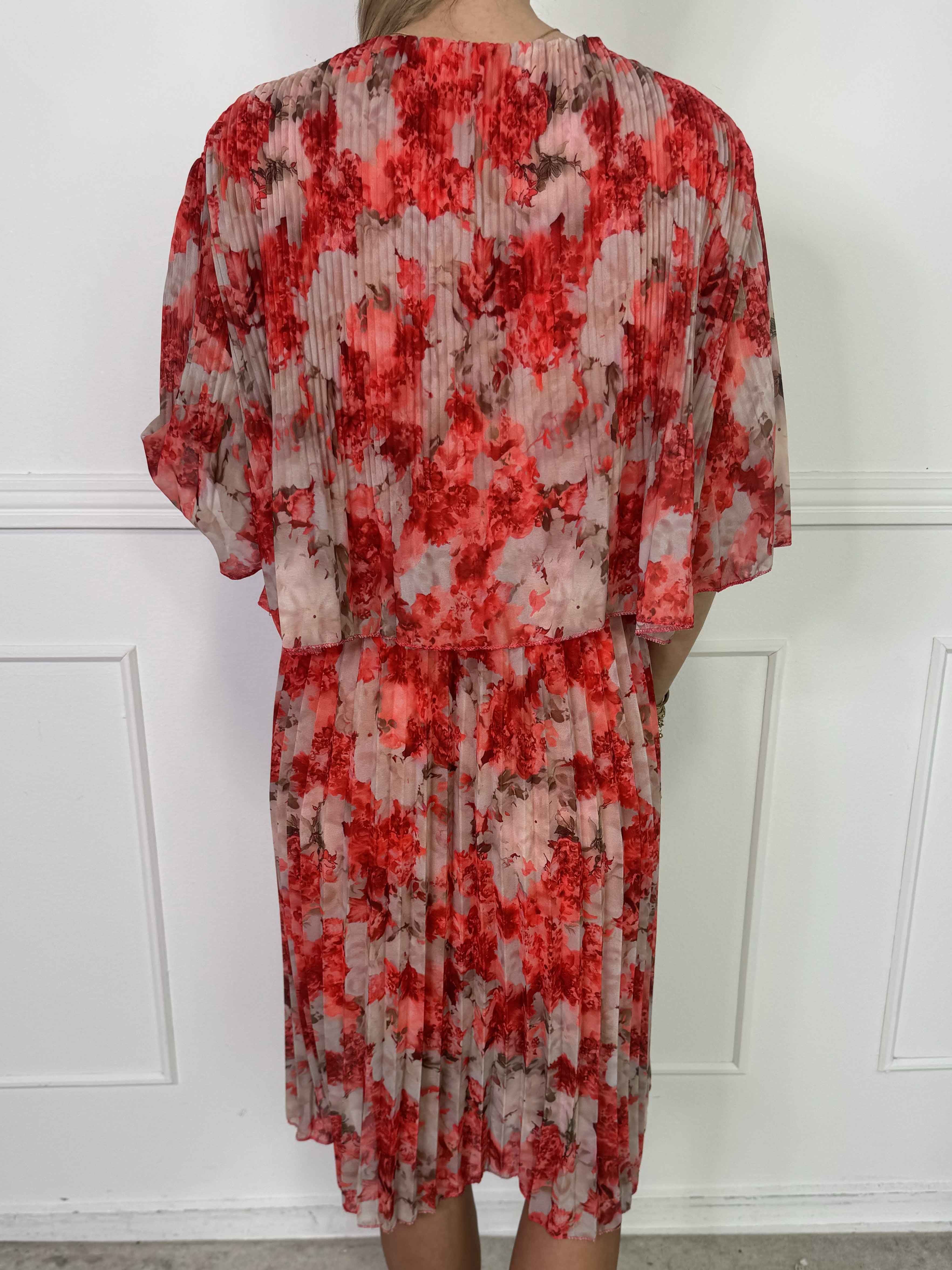 Kristina Flower - Sød blomstret plisseret kjole med flæselag