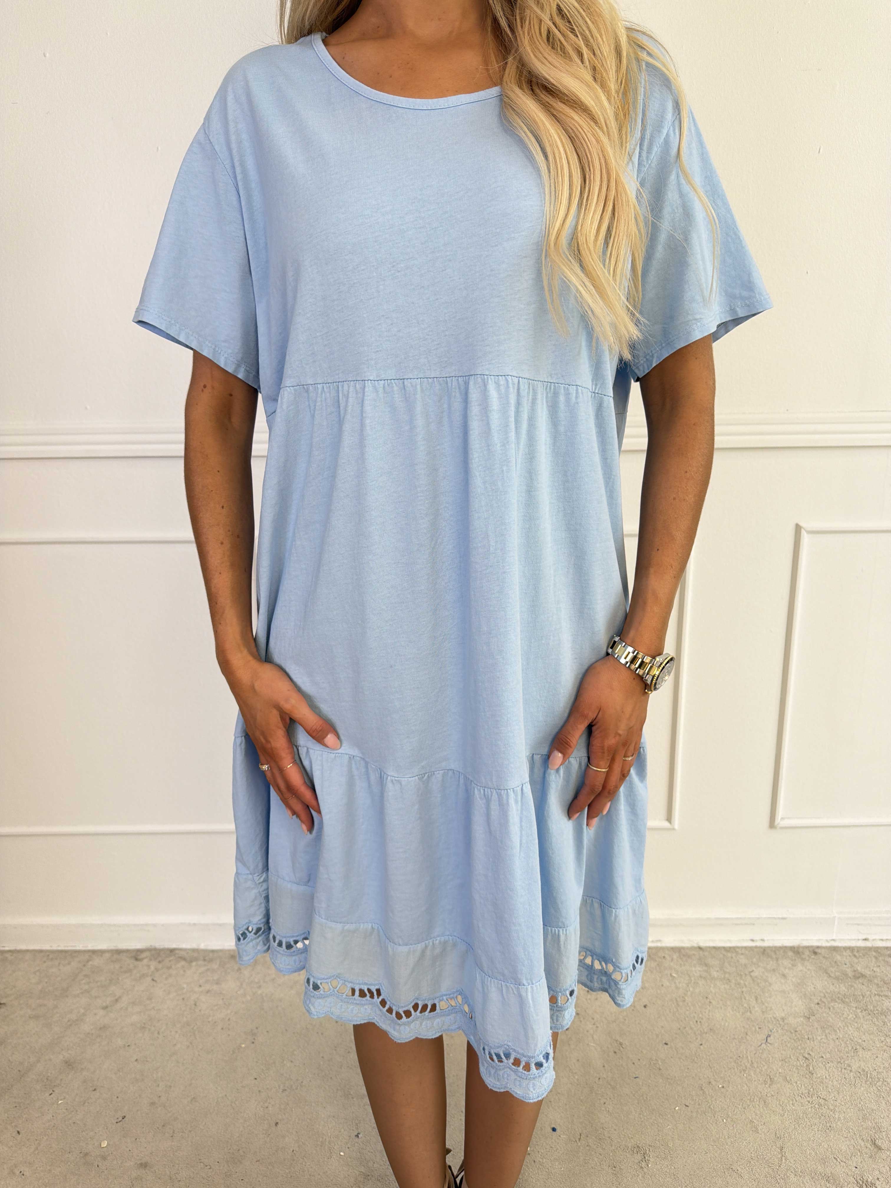 Laiba - Sød kjole i bomuld med t-shirt ærmer og broderet flæsekant forneden