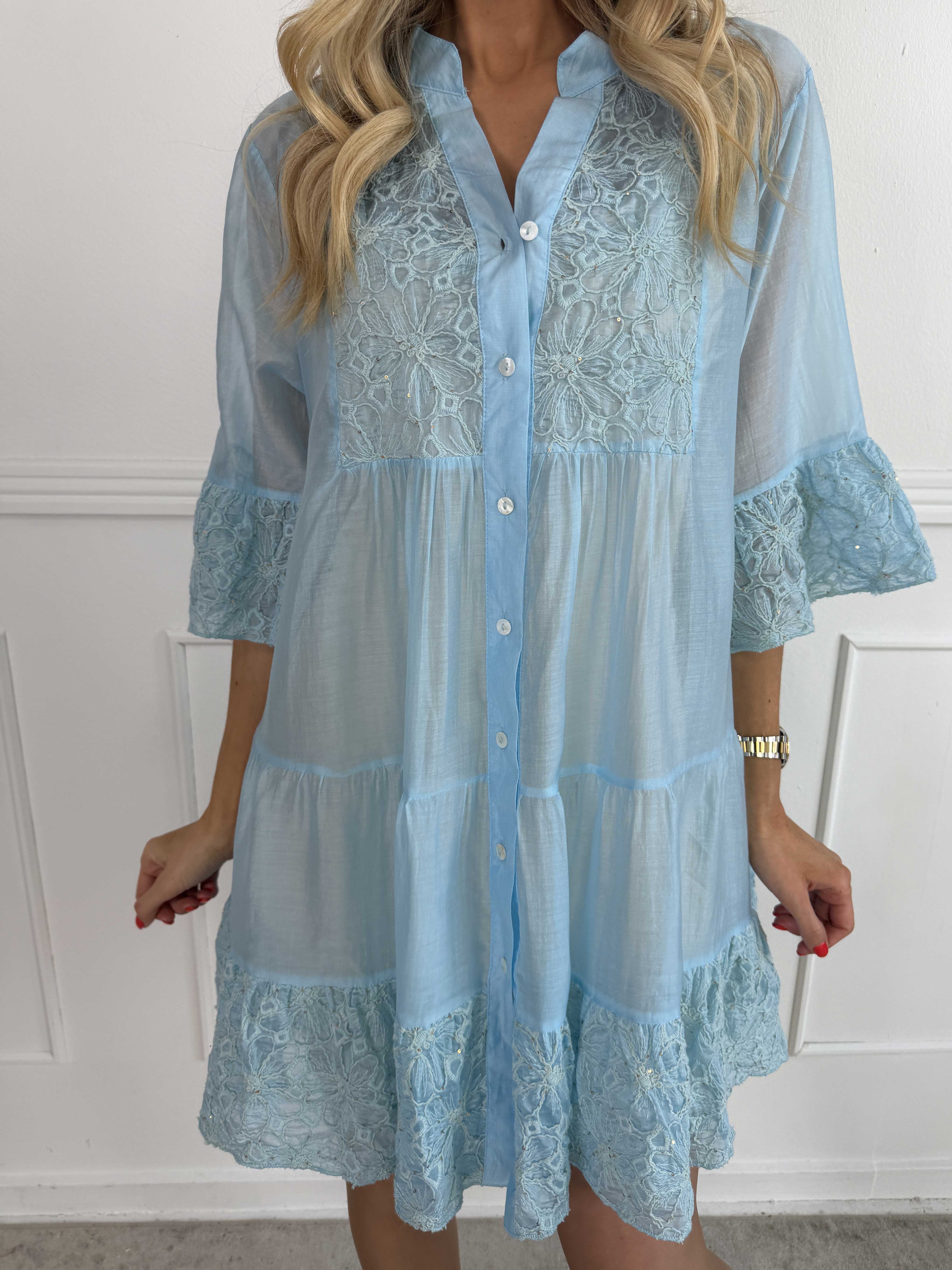 Latisha - Sød tunikakjole med fine, broderede detaljer og små pailletter