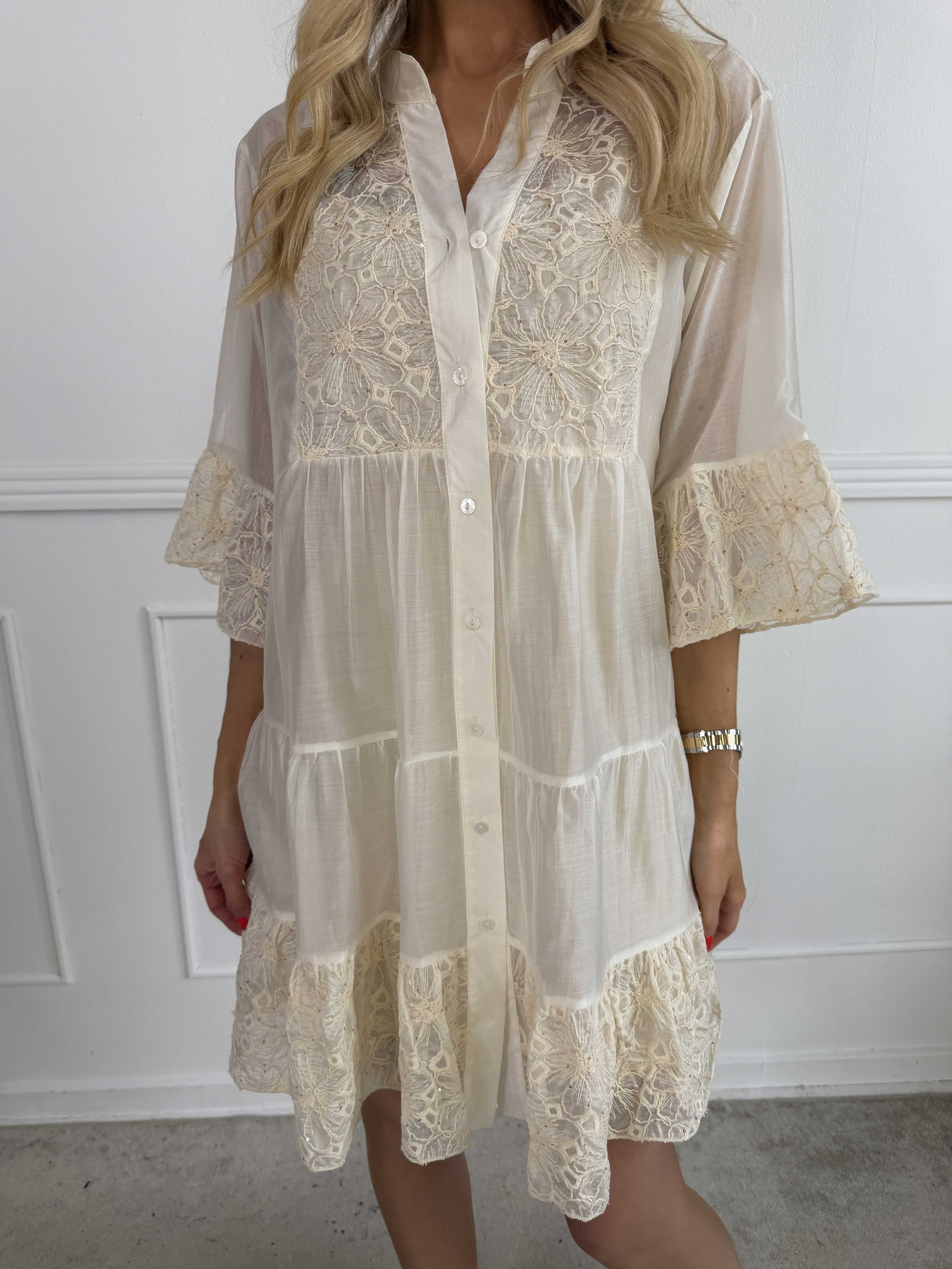 Latisha - Sød tunikakjole med fine, broderede detaljer og små pailletter