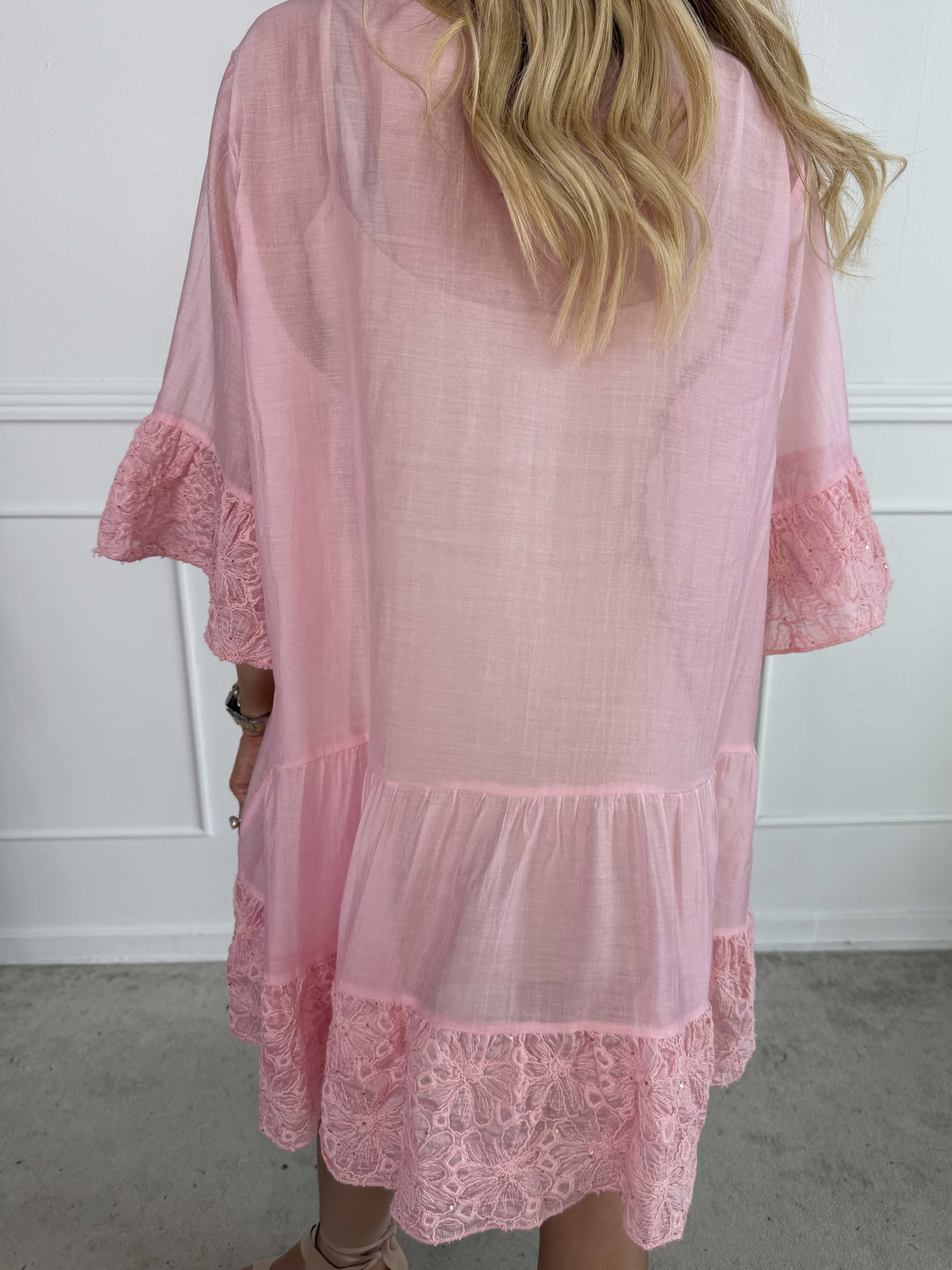 Latisha - Sød tunikakjole med fine, broderede detaljer og små pailletter