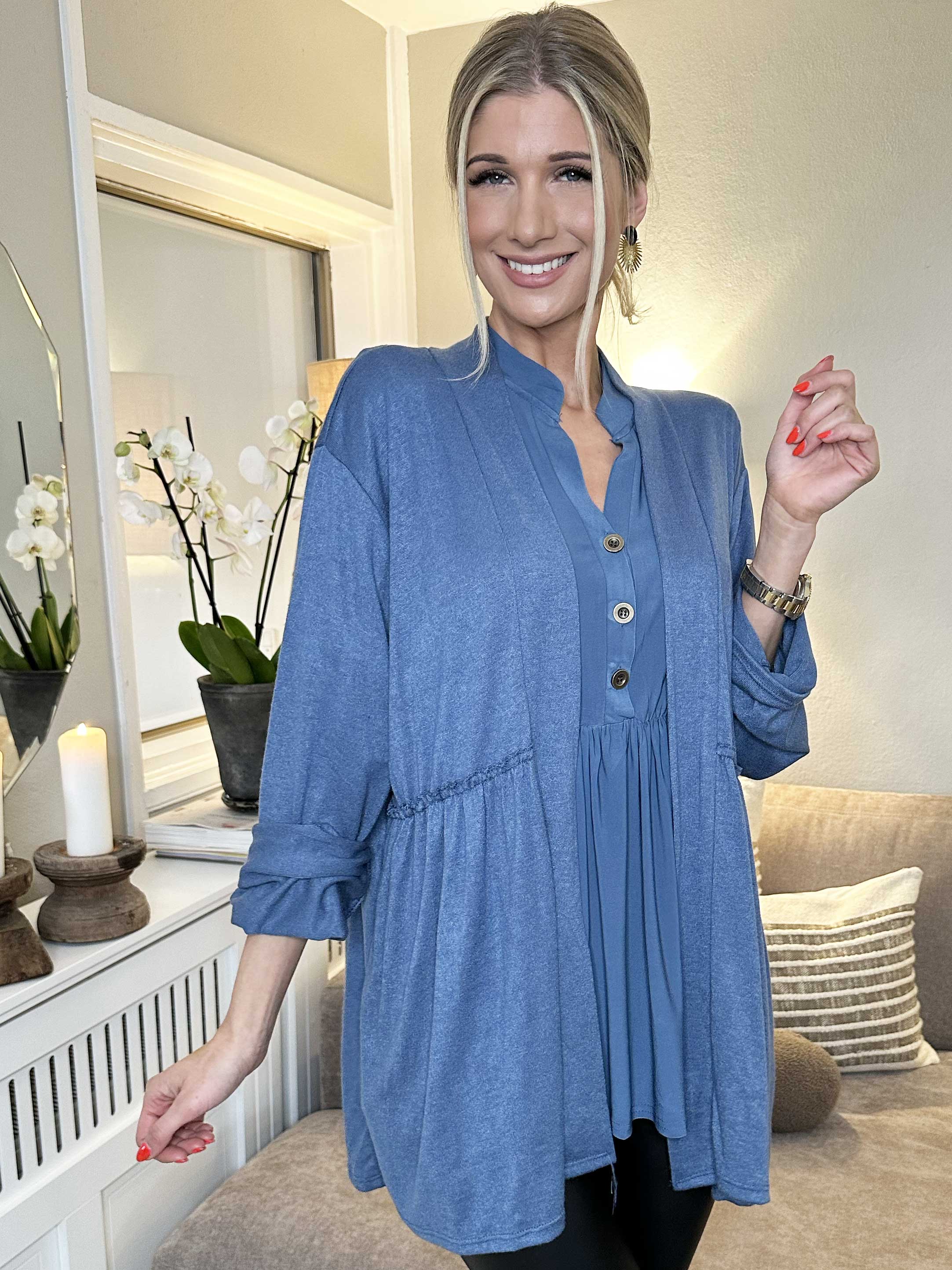 Lilja - Blød cardigan med lille flæsekant