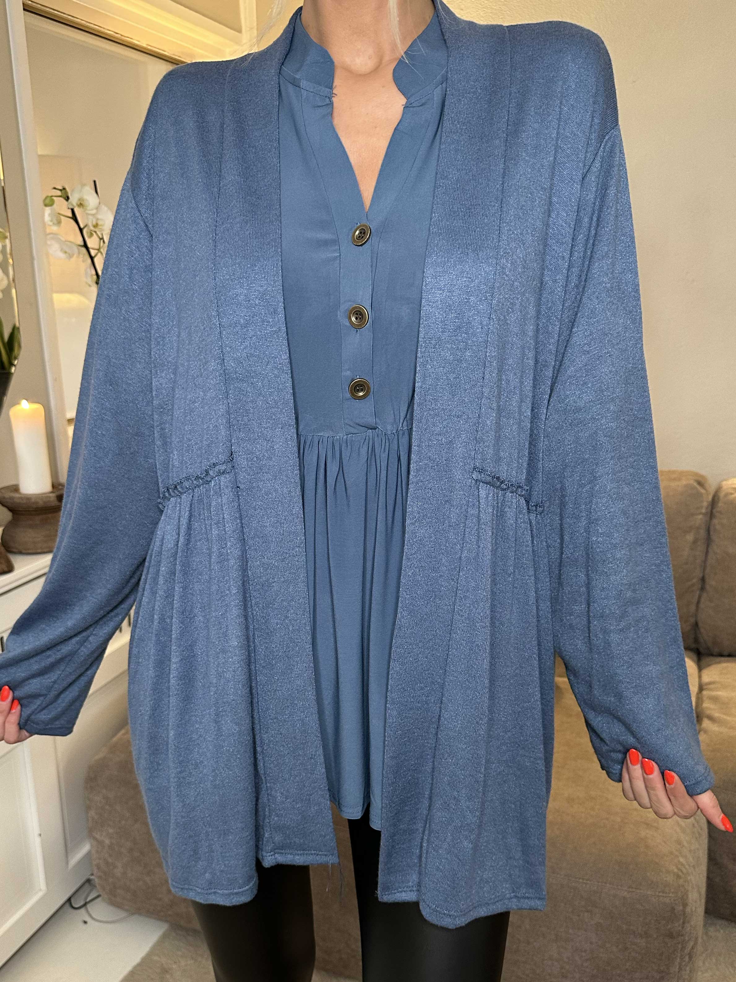 Lilja - Blød cardigan med lille flæsekant