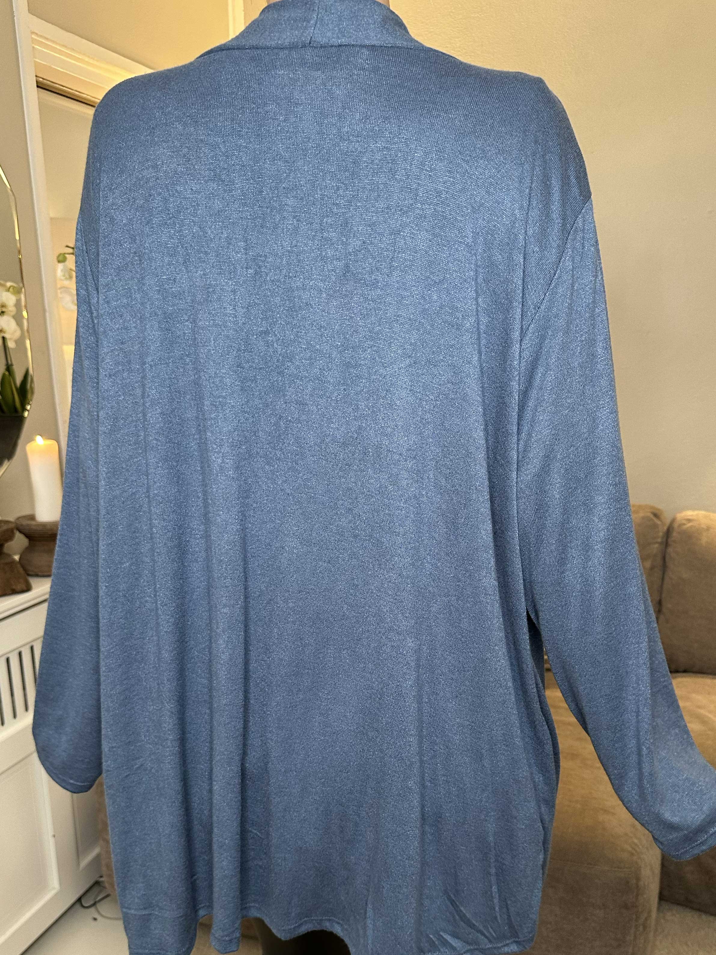 Lilja - Blød cardigan med lille flæsekant