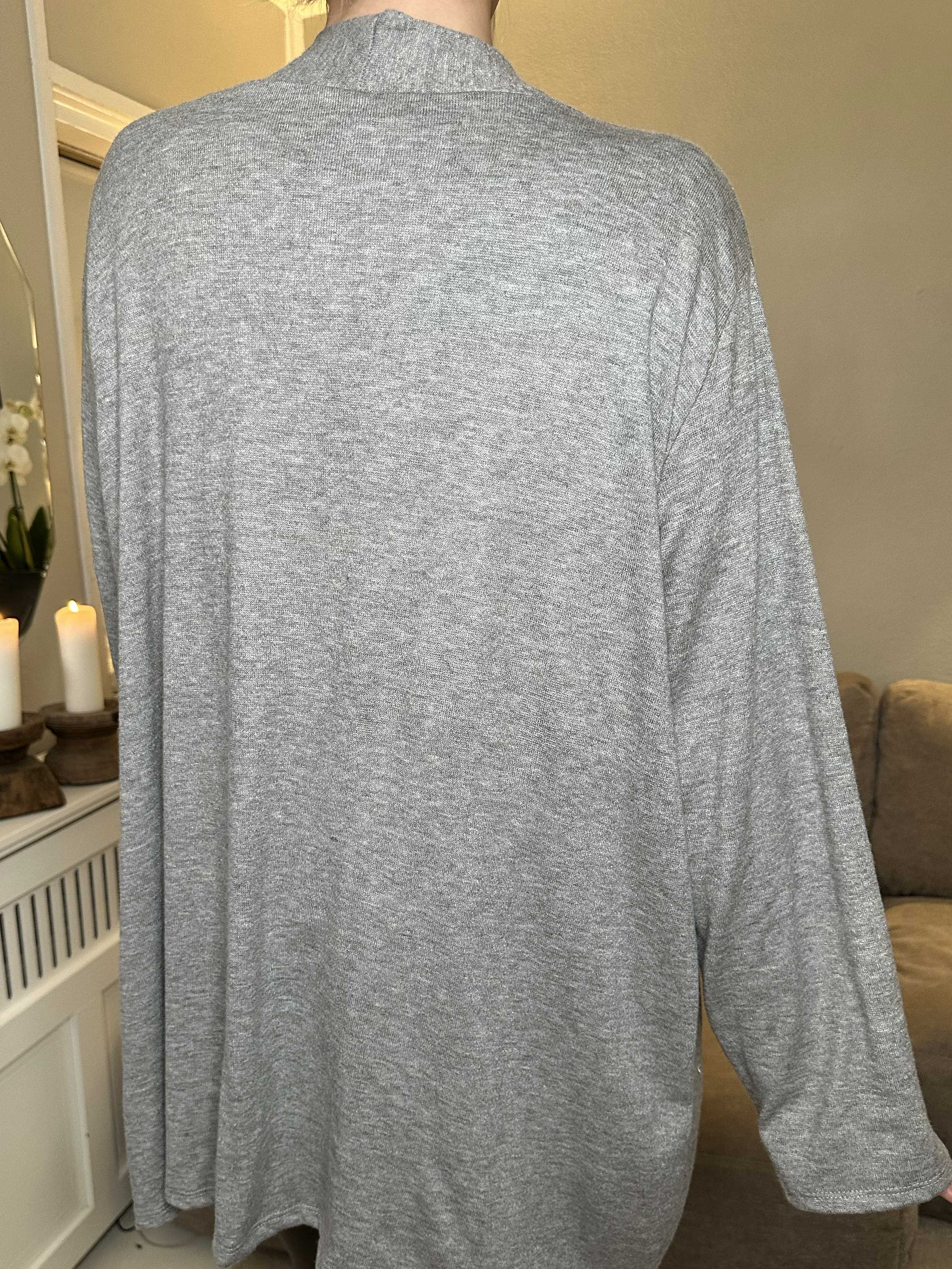 Lilja - Blød cardigan med lille flæsekant