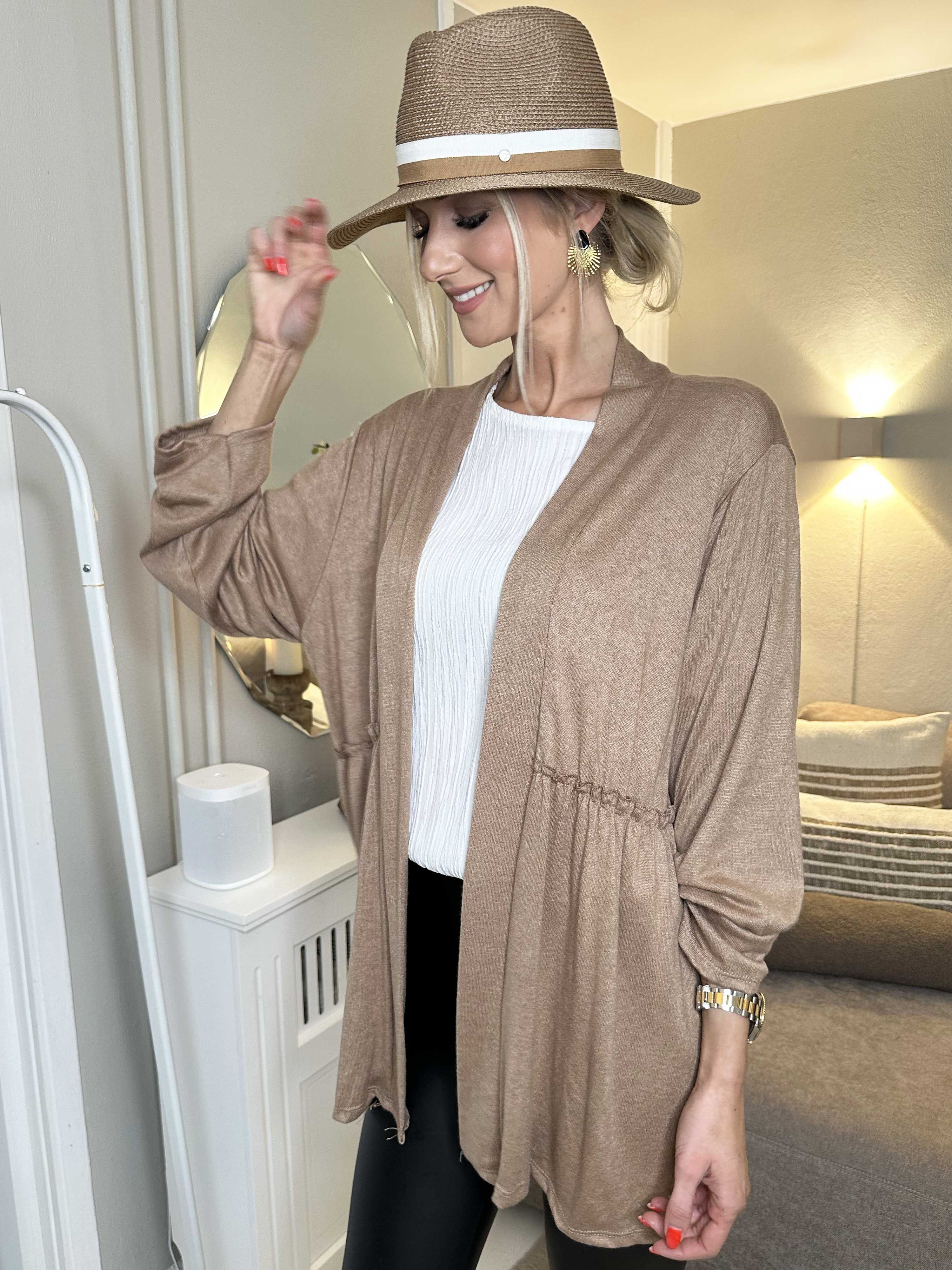 Lilja - Blød cardigan med lille flæsekant