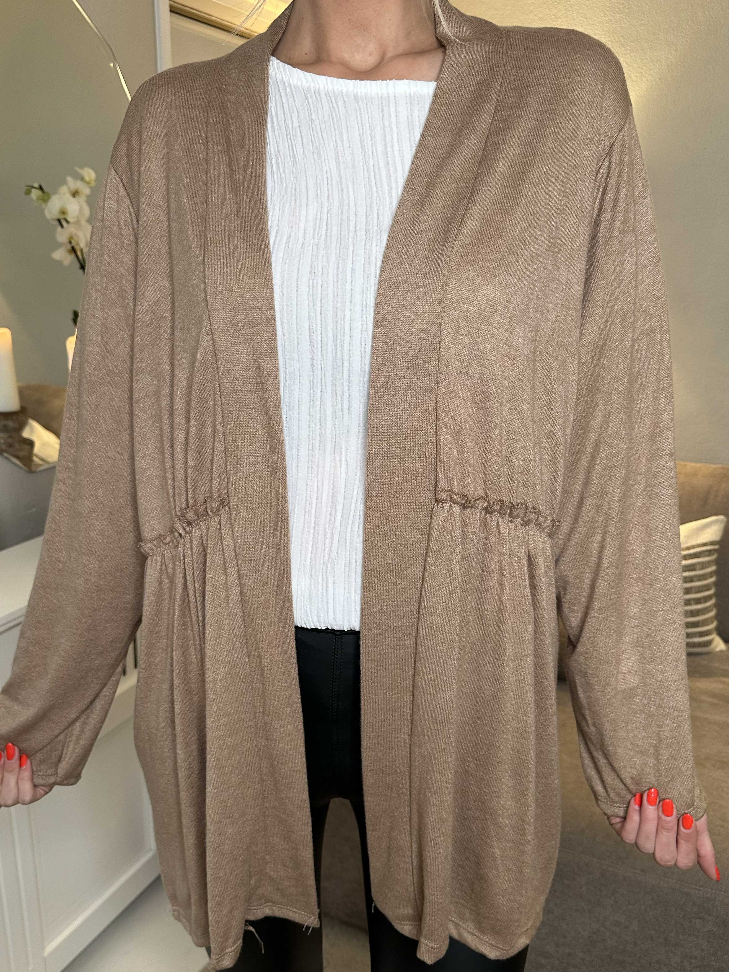 Lilja - Blød cardigan med lille flæsekant