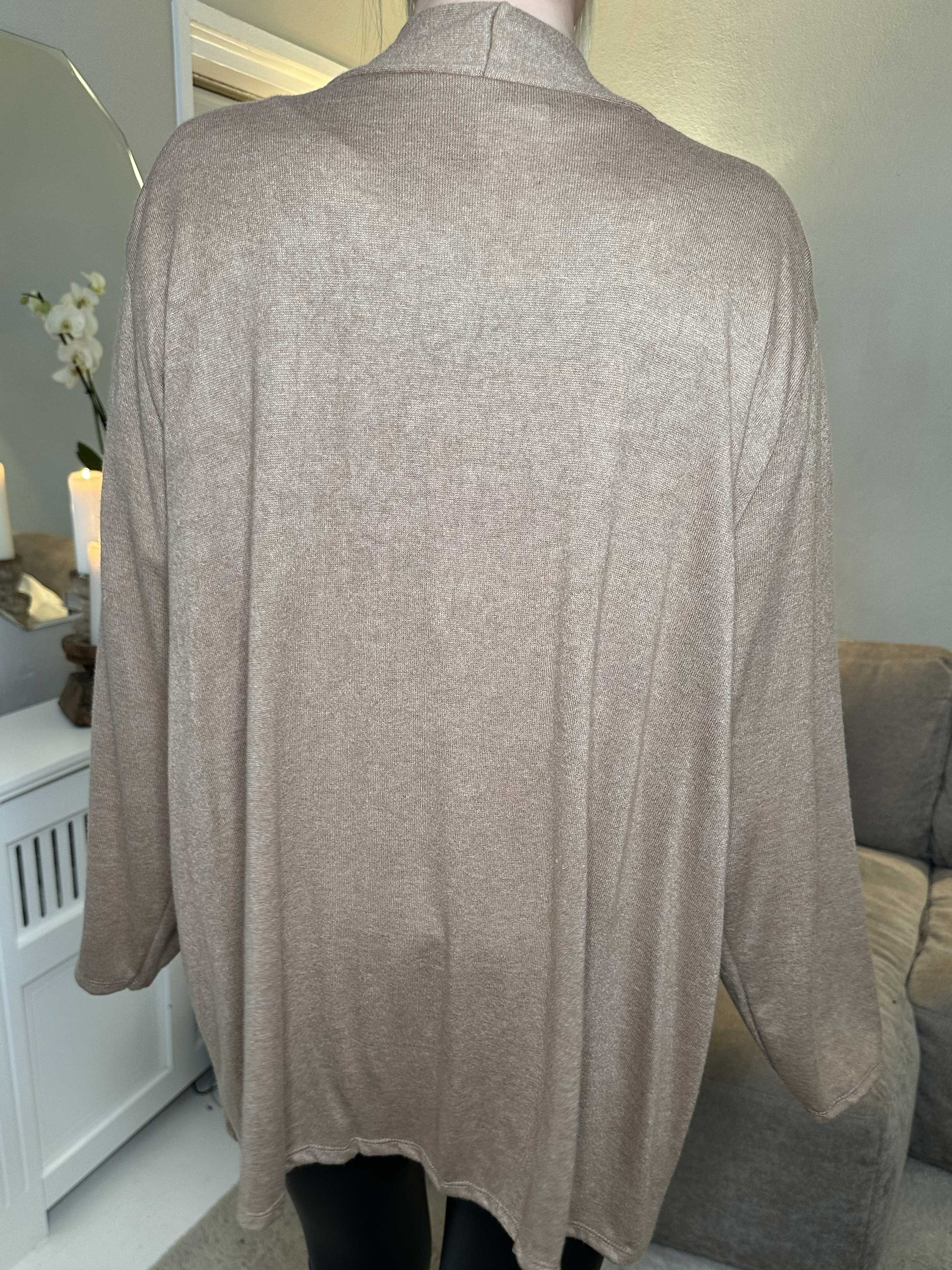 Lilja - Blød cardigan med lille flæsekant