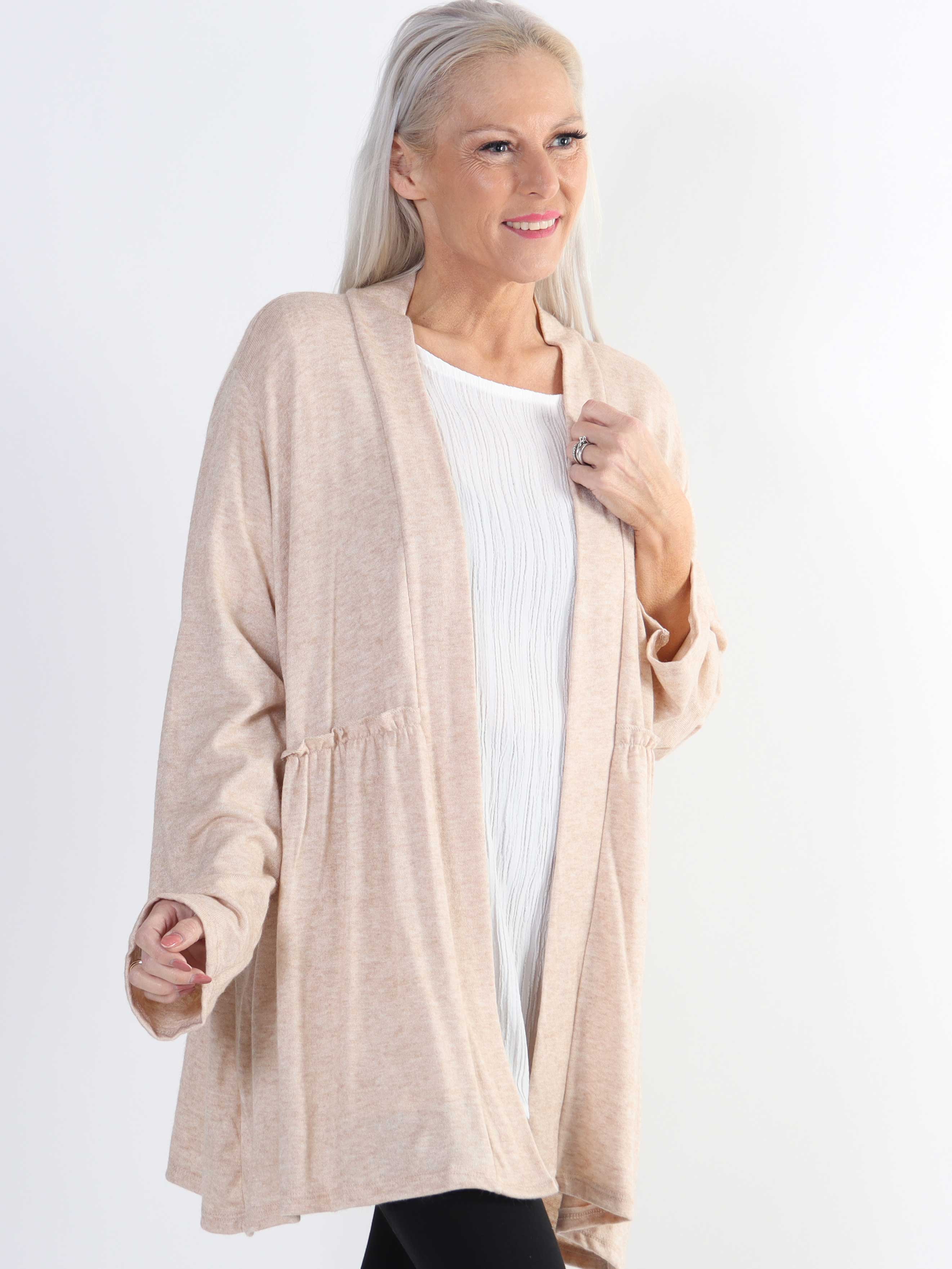 Lilja - Blød plus size cardigan med lille flæsekant