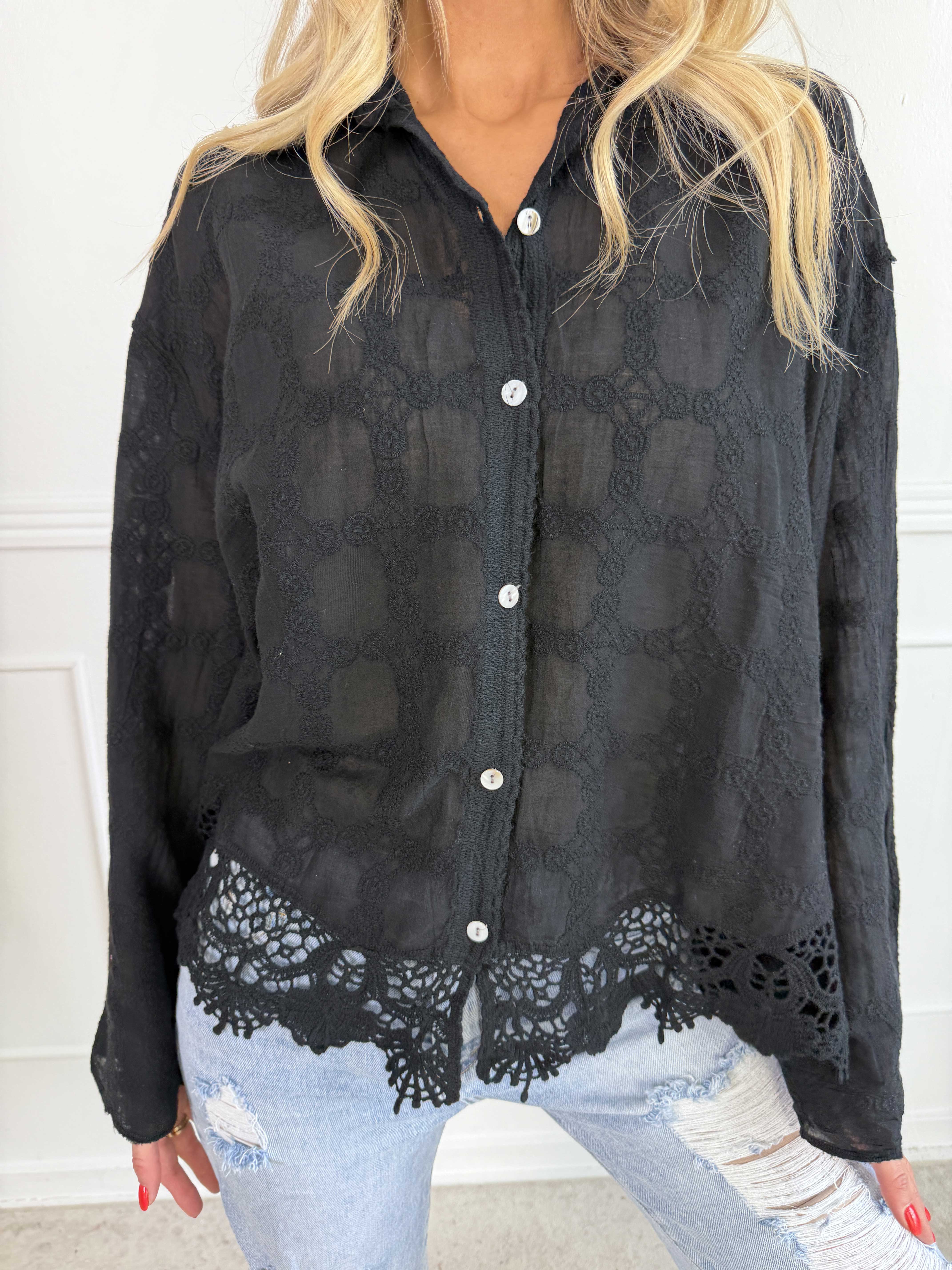 Litzy - Feminin bomuldsskjorte med fine broderier og blondekant