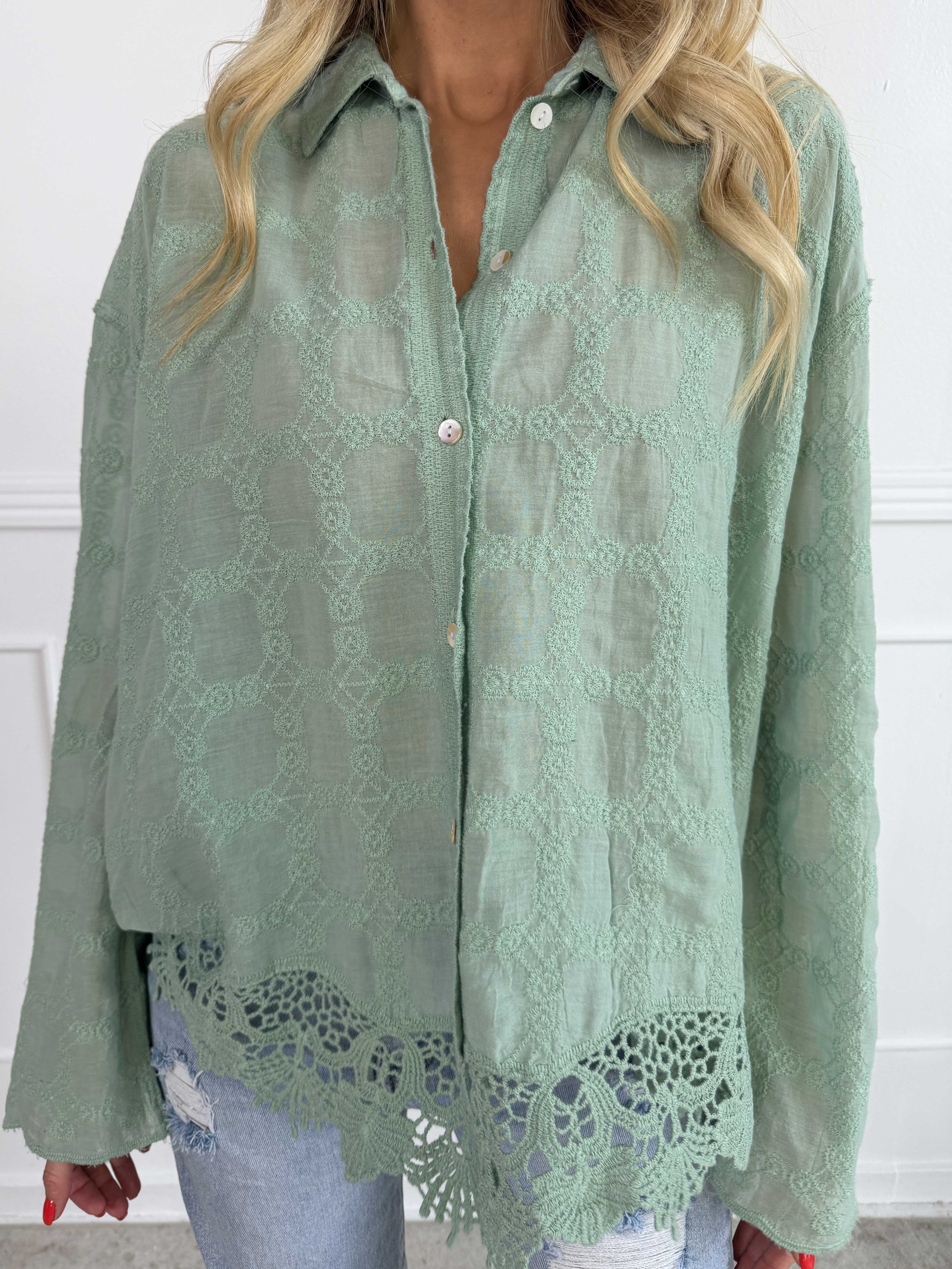 Litzy - Feminin bomuldsskjorte med fine broderier og blondekant