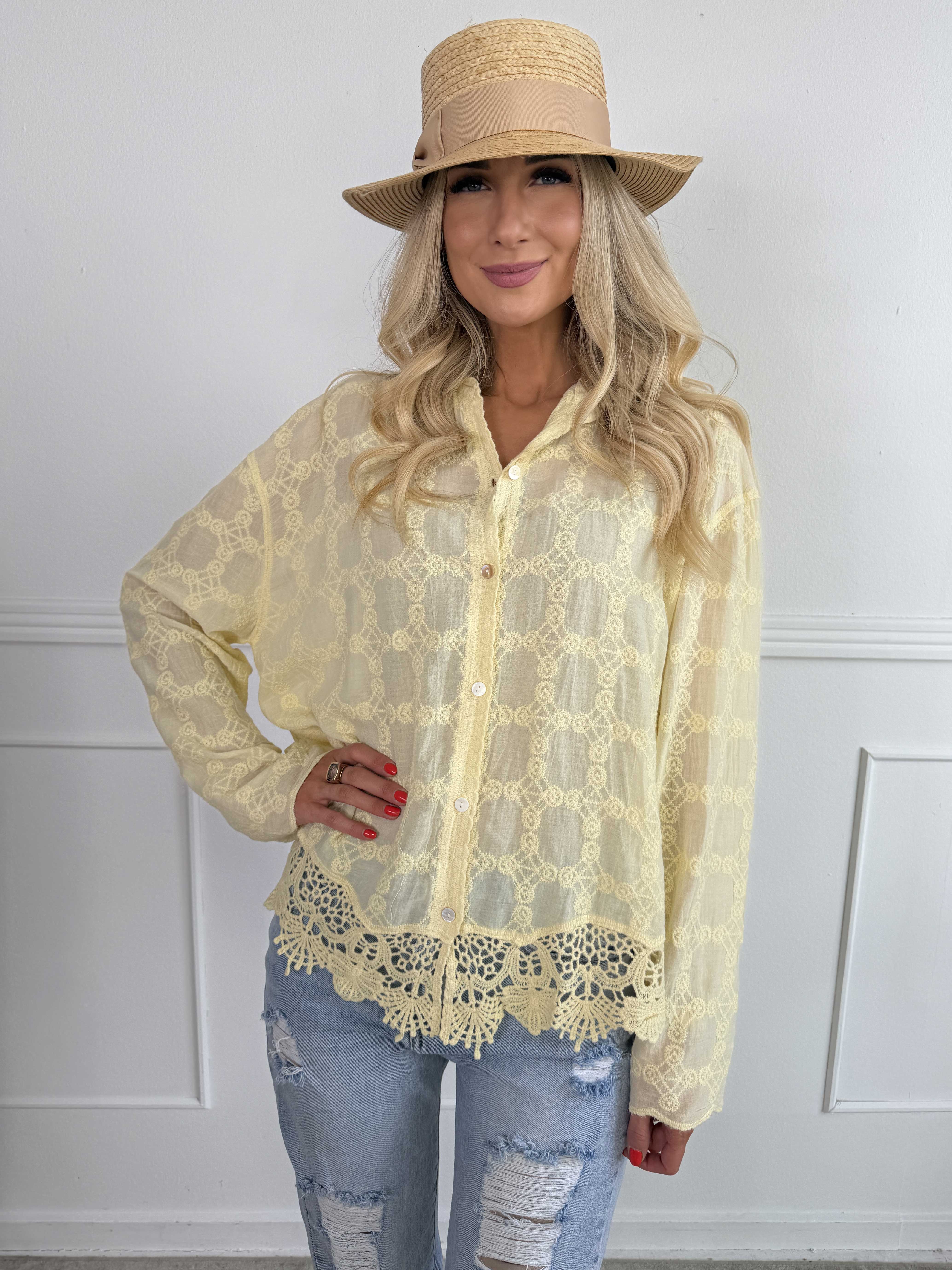 Litzy - Feminin bomuldsskjorte med fine broderier og blondekant